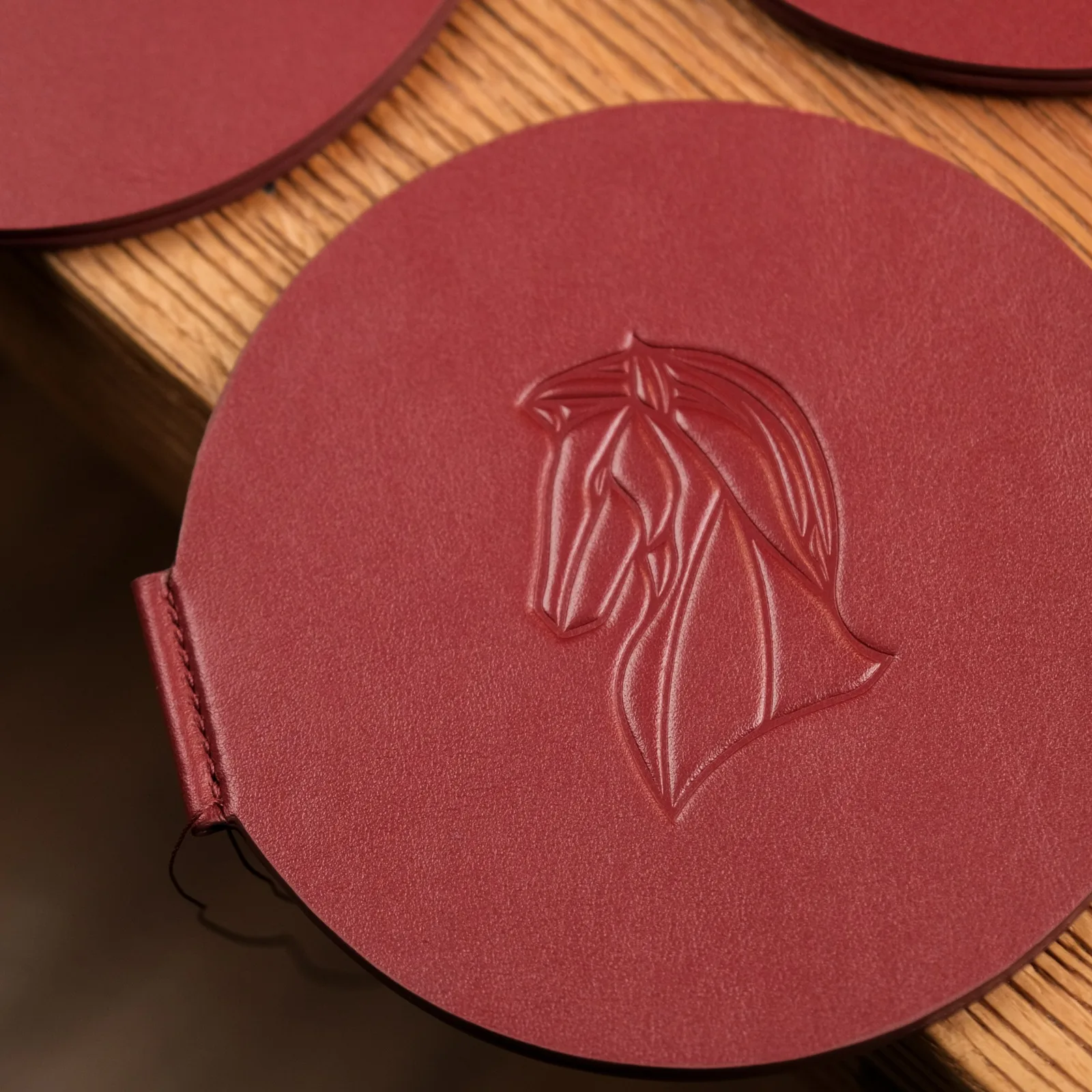 Ảnh Lifestyle Bìa thiệp cưới da dáng tròn màu đỏ dập nổi họa tiết - Koi Leather