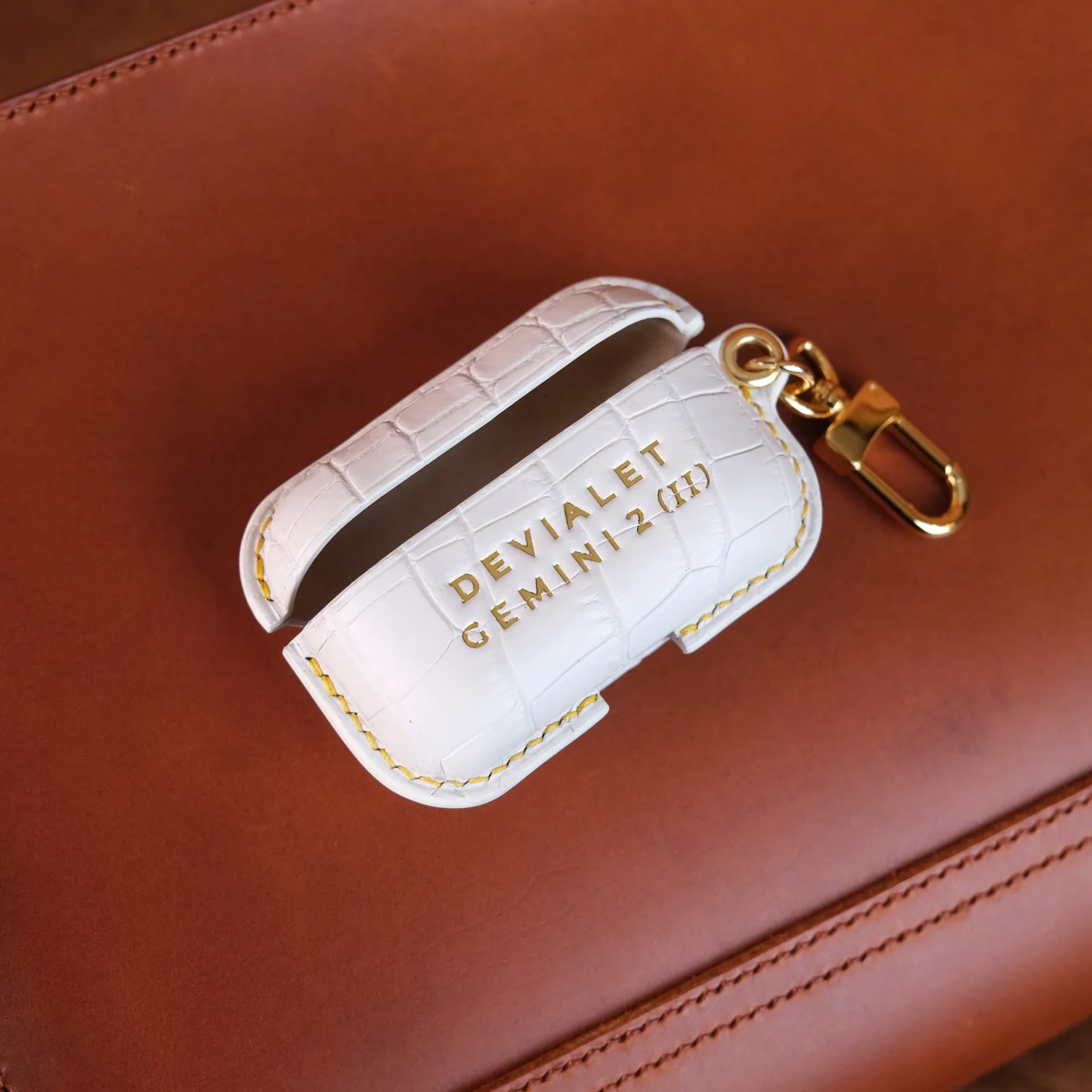 Ảnh Studio Bọc da tai nghe da cá sấu màu trắng kèm móc khóa - Koi Leather