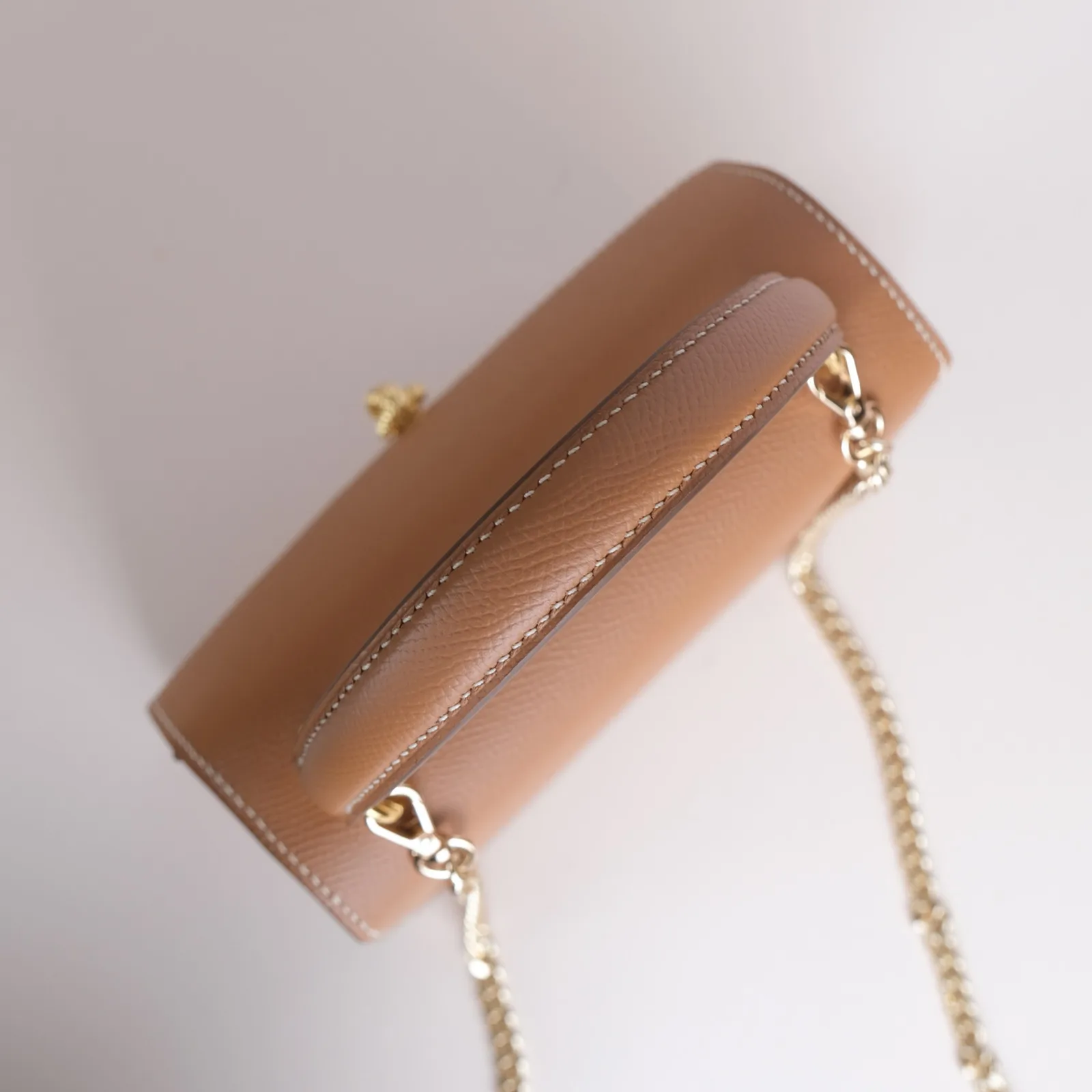 Ảnh Studio Túi xách nữ da Epsom màu Gold nắp vát quai cầm kèm dây xích - Koi Leather