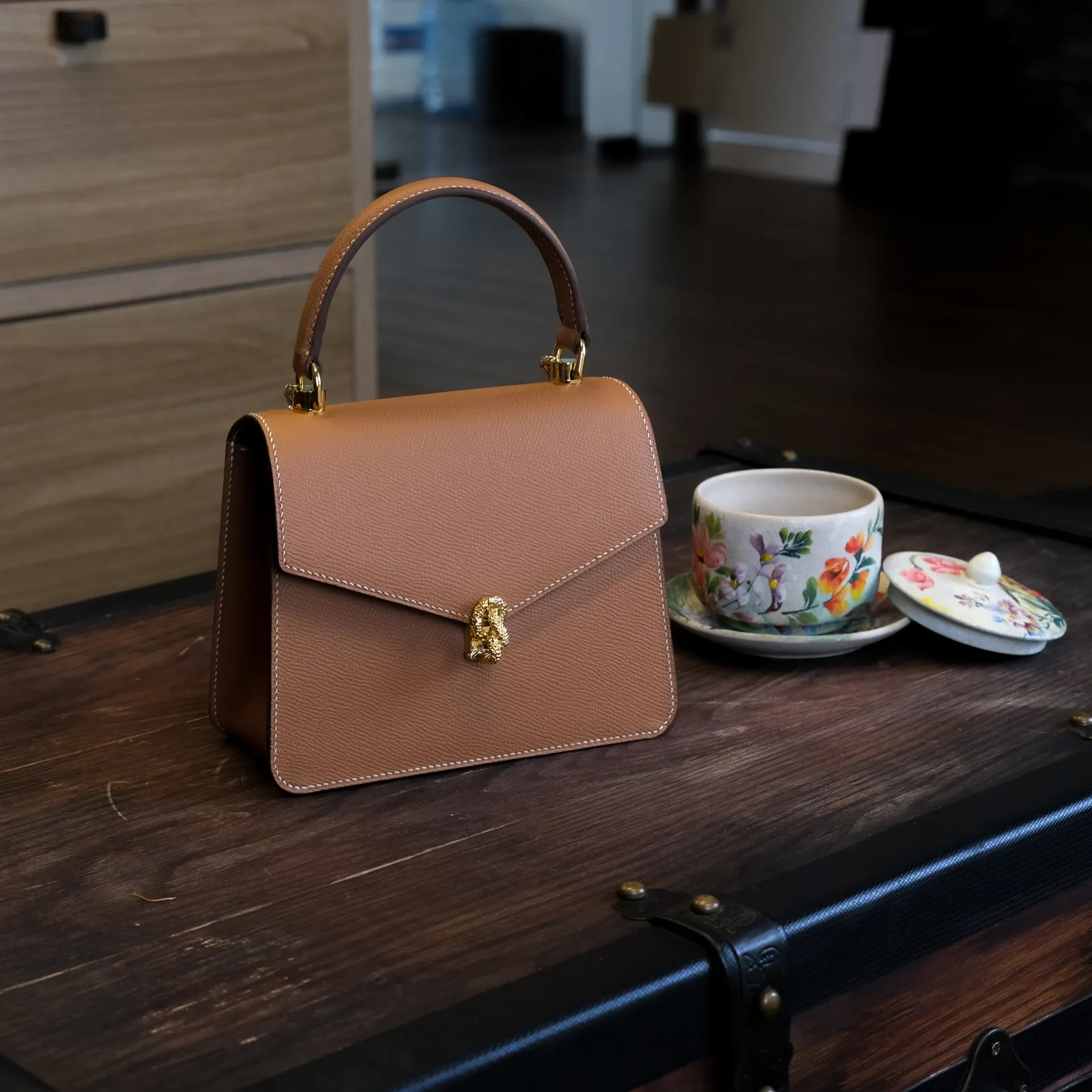 Ảnh Lifestyle Túi xách nữ da Epsom màu Gold nắp vát quai cầm kèm dây xích - Koi Leather
