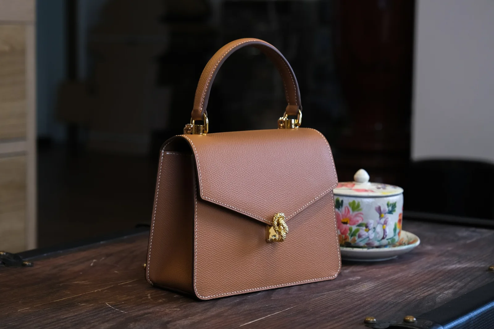Ảnh Lifestyle Túi xách nữ da Epsom màu Gold nắp vát quai cầm kèm dây xích - Koi Leather