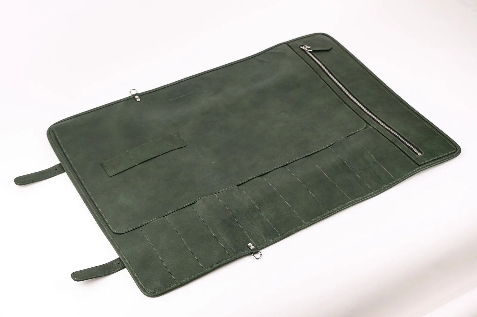 Ảnh Studio Túi cuộn đựng dao bếp da bò màu xanh rêu - Koi Leather