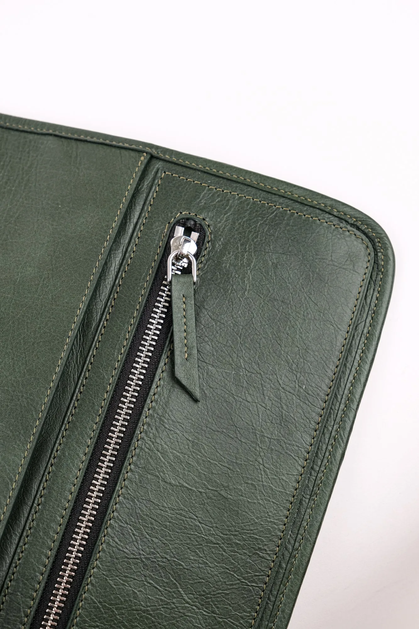 Ảnh Studio Túi cuộn đựng dao bếp da bò màu xanh rêu - Koi Leather