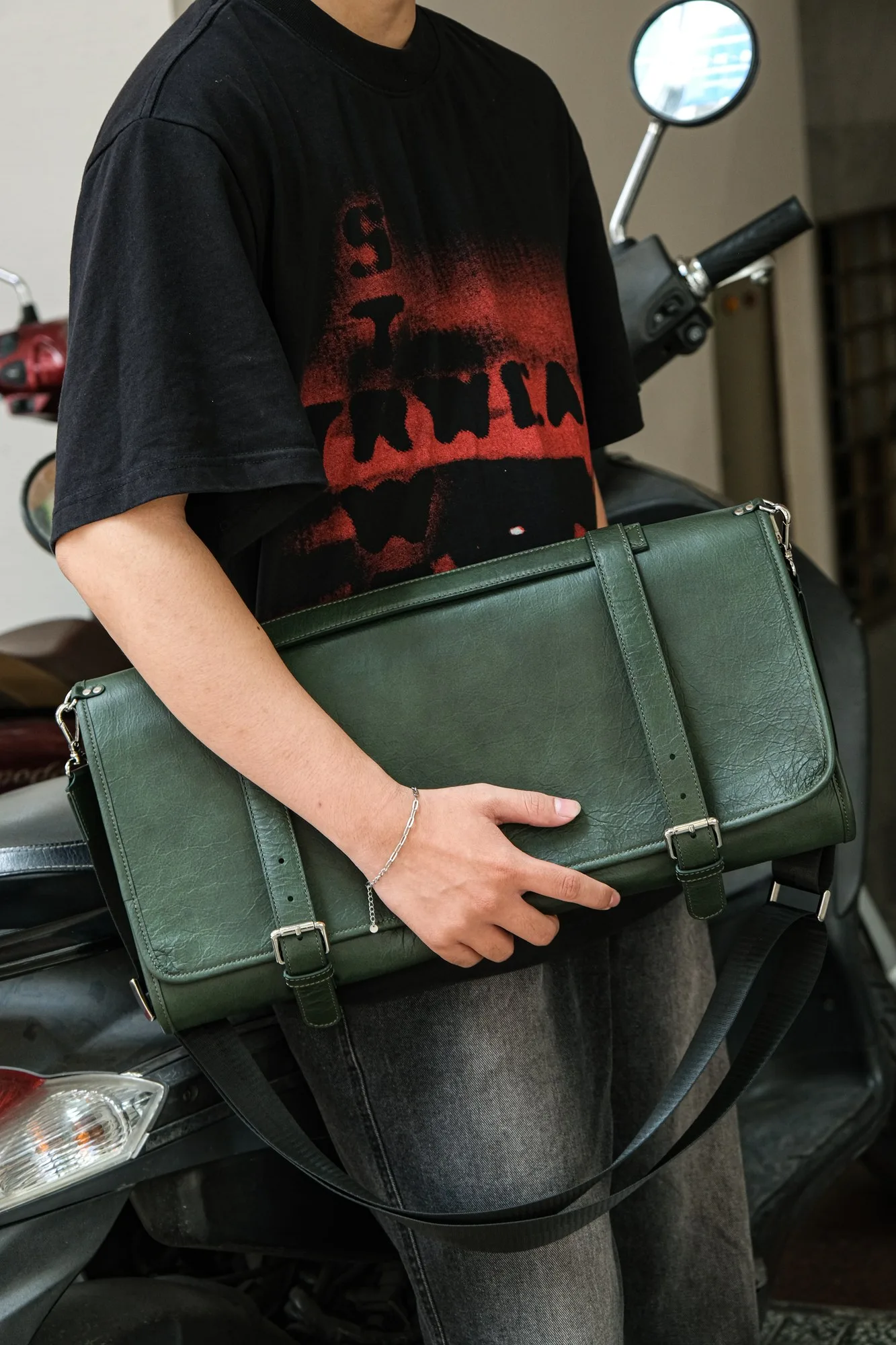 Ảnh Lifestyle Túi cuộn đựng dao bếp da bò màu xanh rêu - Koi Leather