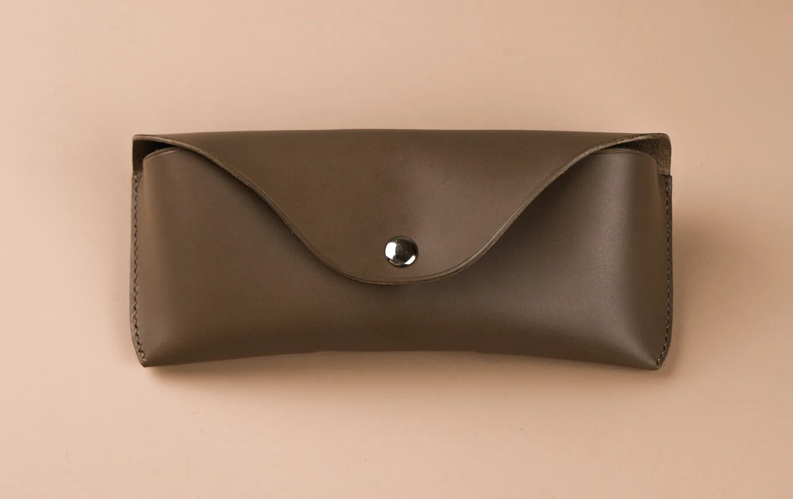 Ảnh Studio Bao da đựng kính mắt nắp gập nút bấm - Koi Leather