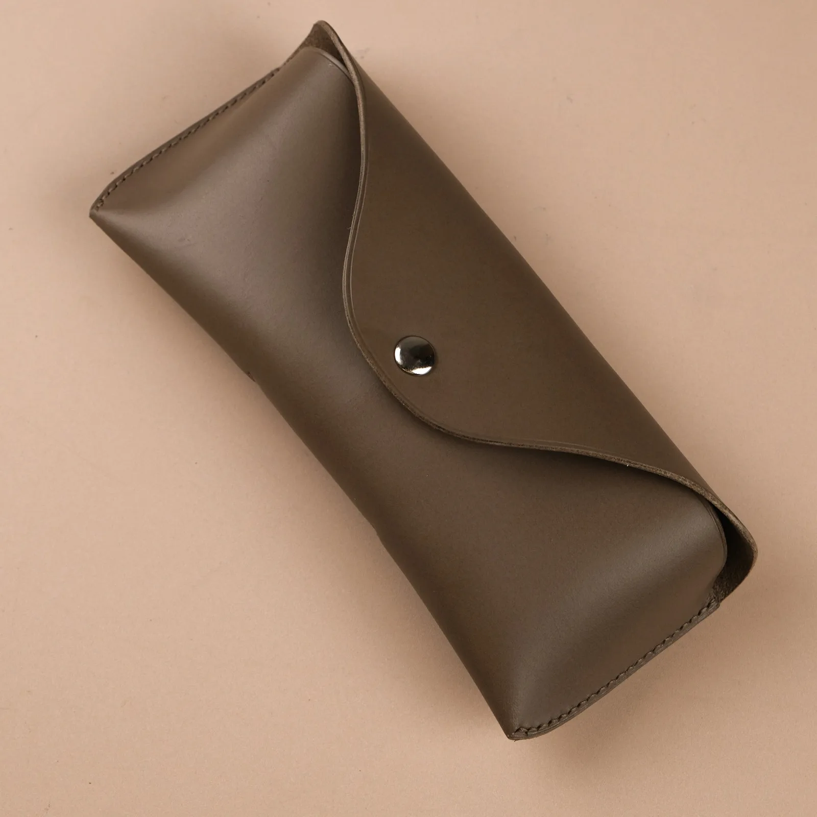 Ảnh Studio Bao da đựng kính mắt nắp gập nút bấm - Koi Leather