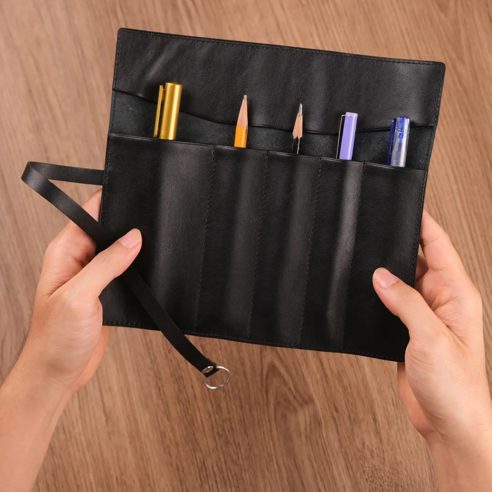 Ảnh Studio Bao đựng viết - KOI Leather