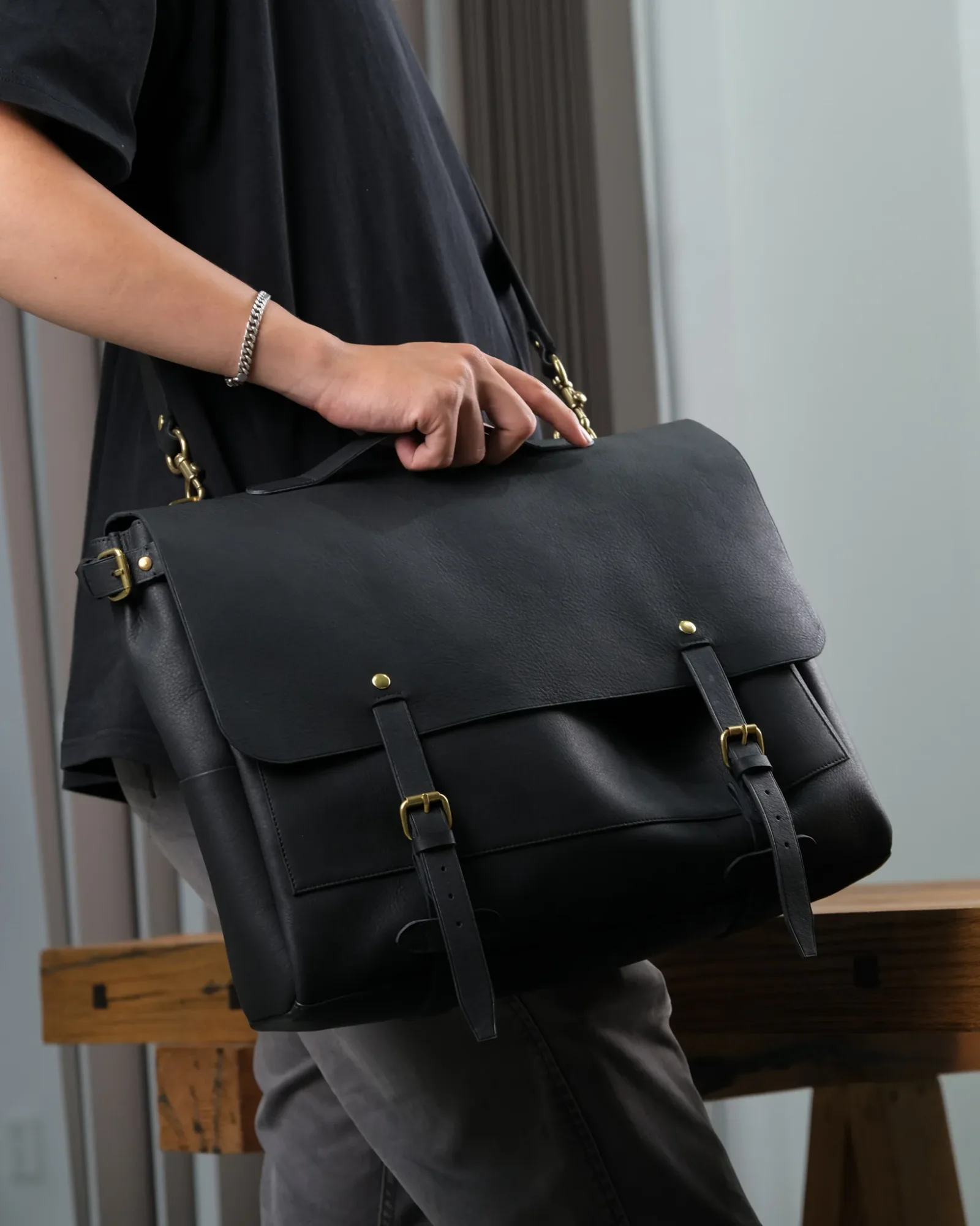 Ảnh Studio Messenger bag by Minerva - Koi Leather