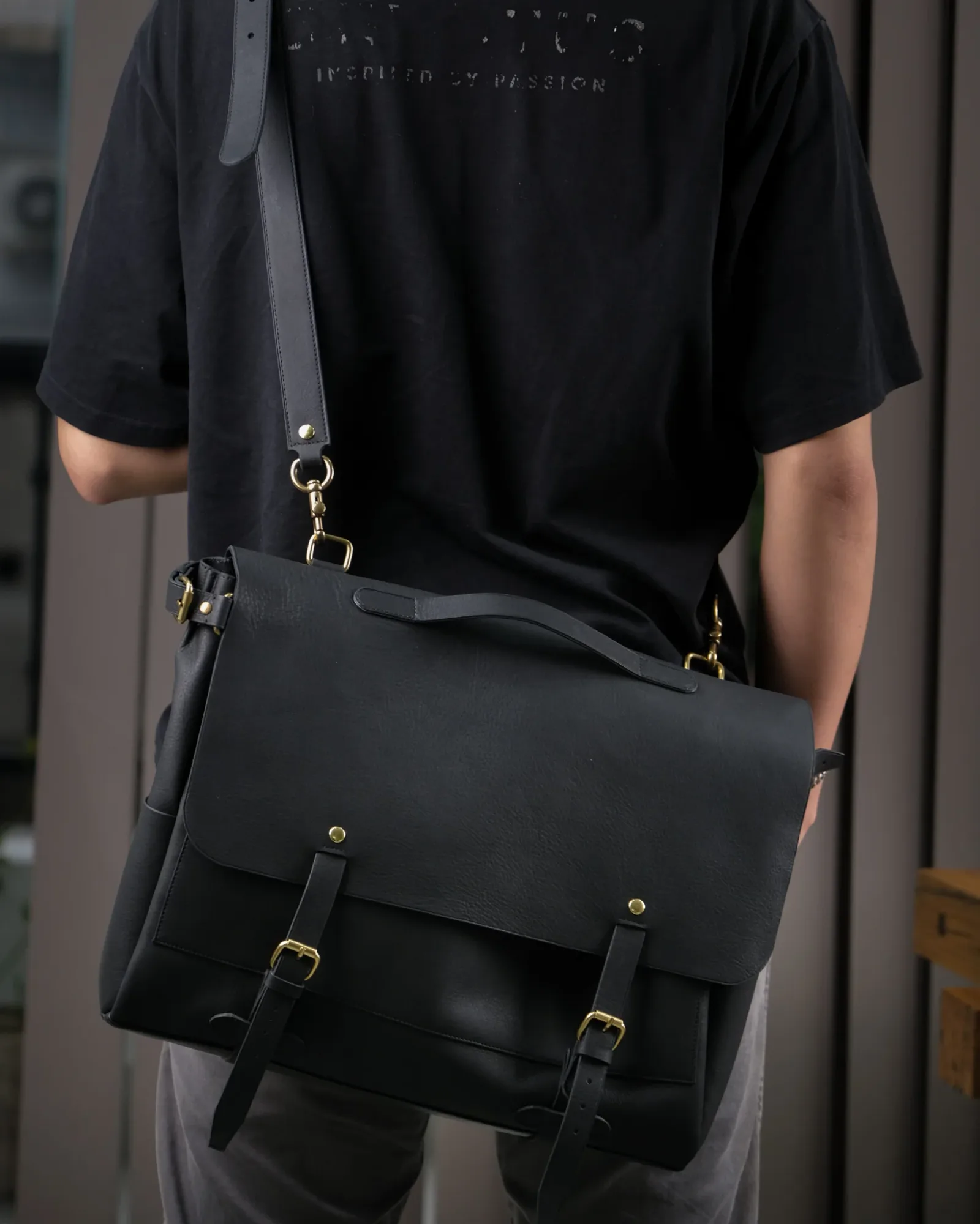 Ảnh Studio Messenger bag by Minerva - Koi Leather