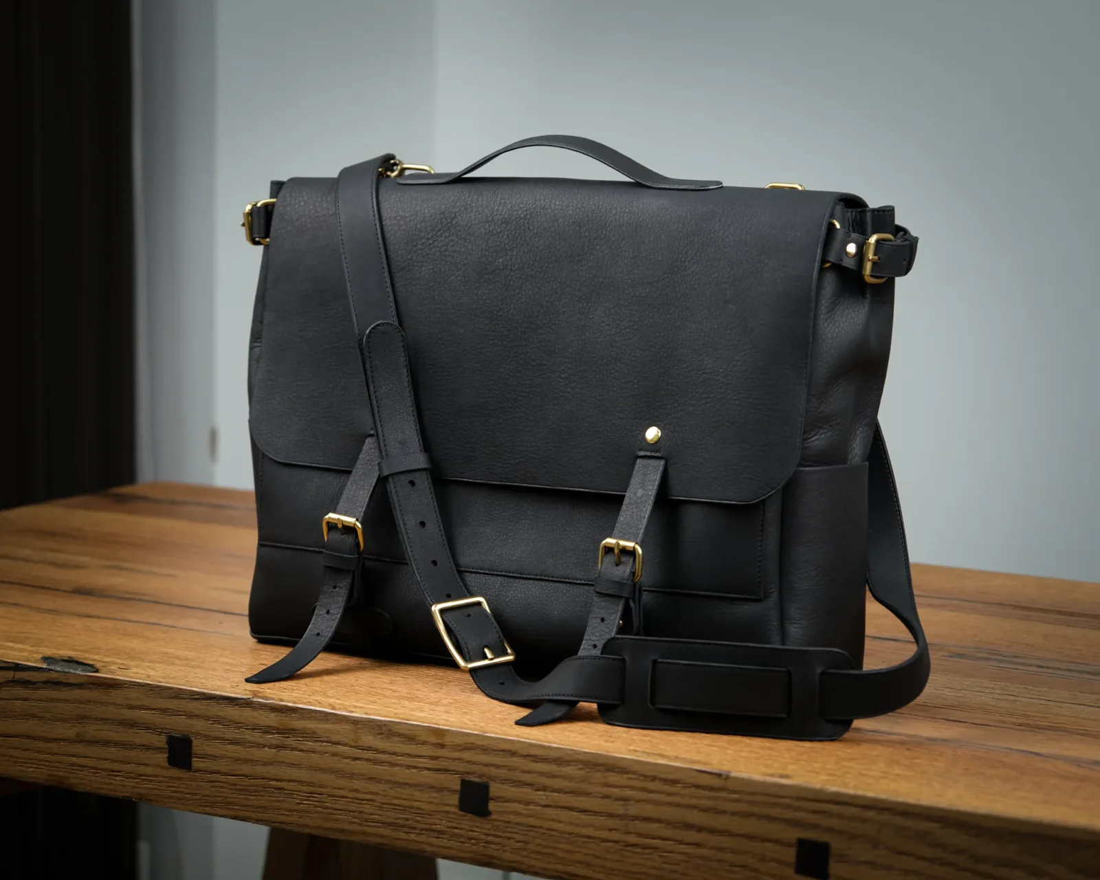 Ảnh Studio Messenger bag by Minerva - Koi Leather