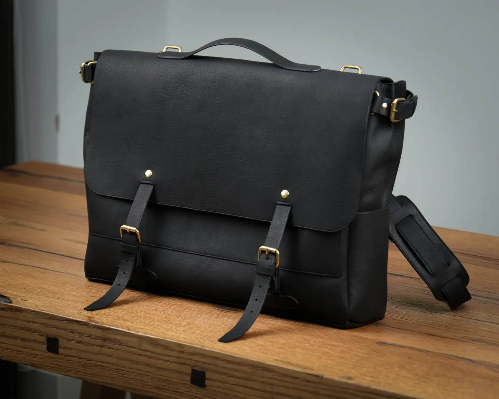 Ảnh Studio Messenger bag by Minerva - Koi Leather