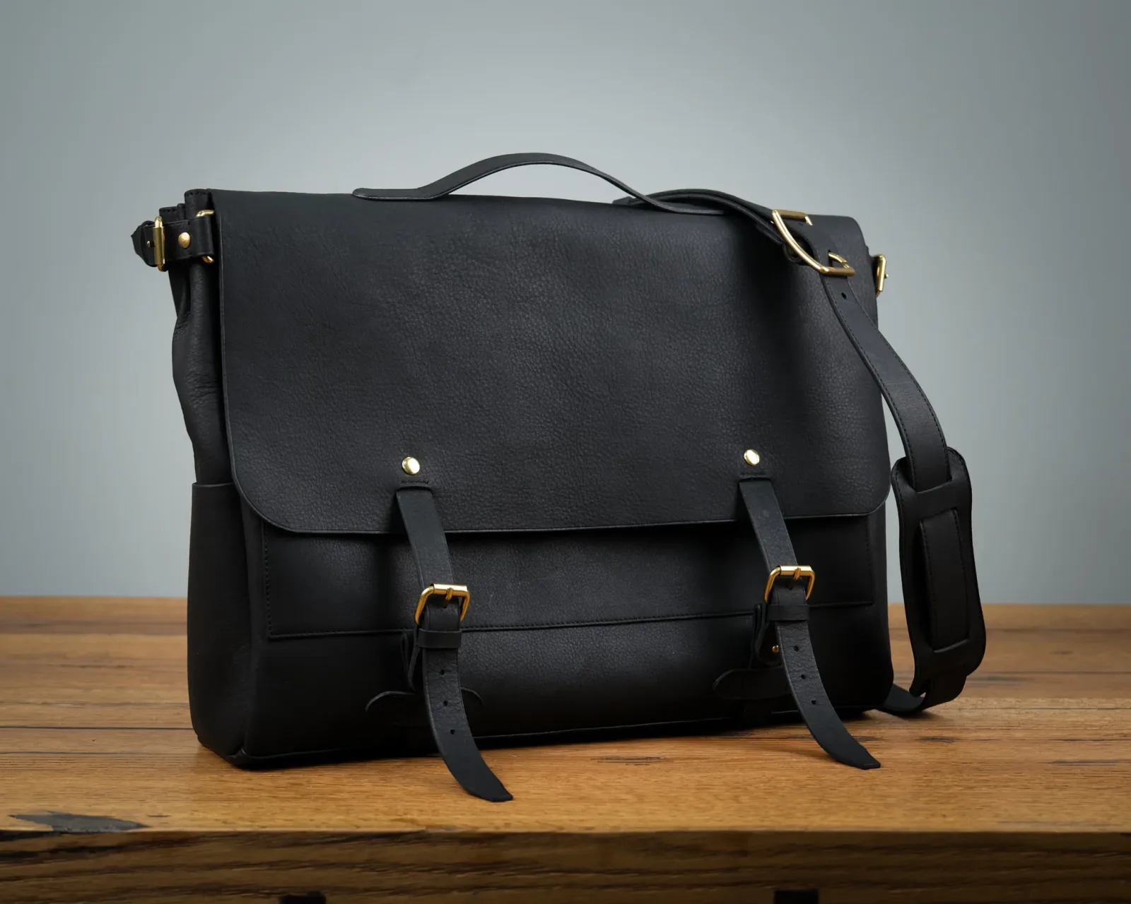 Ảnh Studio Messenger bag by Minerva - Koi Leather