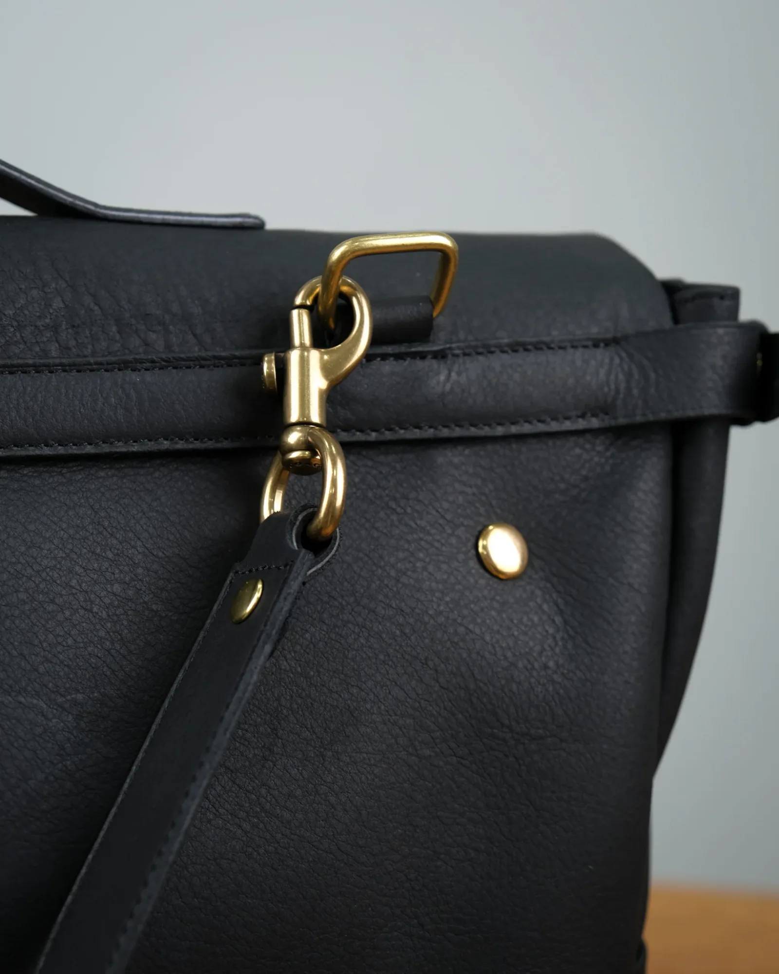 Ảnh Studio Messenger bag by Minerva - Koi Leather