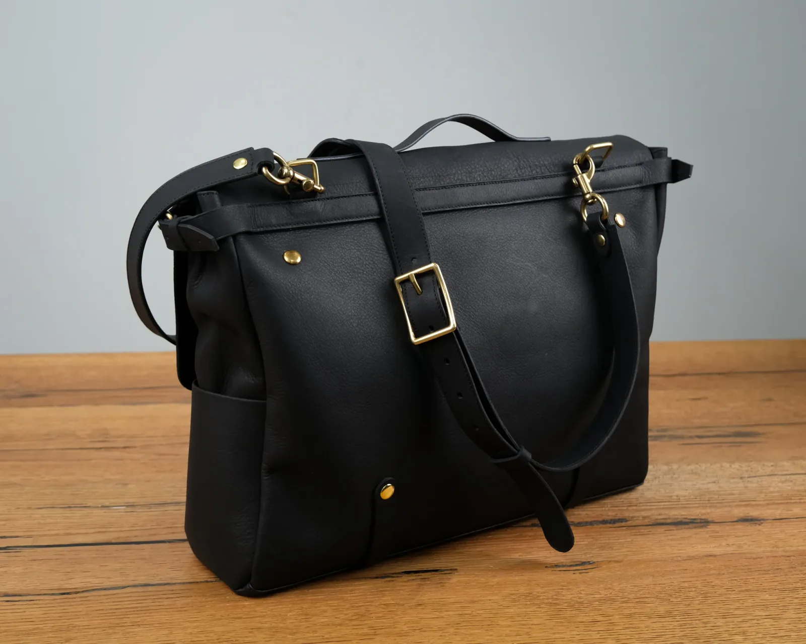 Ảnh Studio Messenger bag by Minerva - Koi Leather