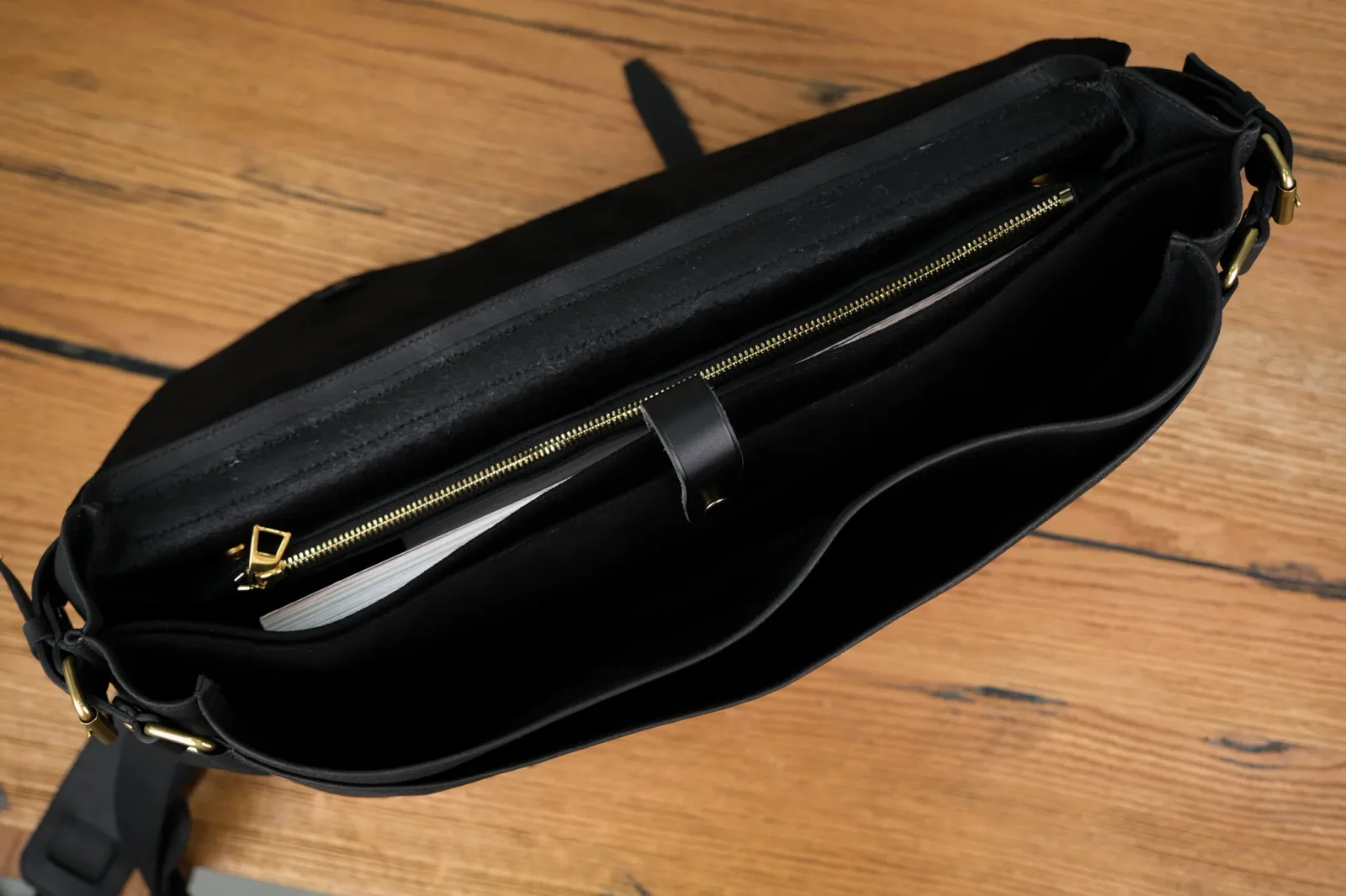 Ảnh Studio Messenger bag by Minerva - Koi Leather