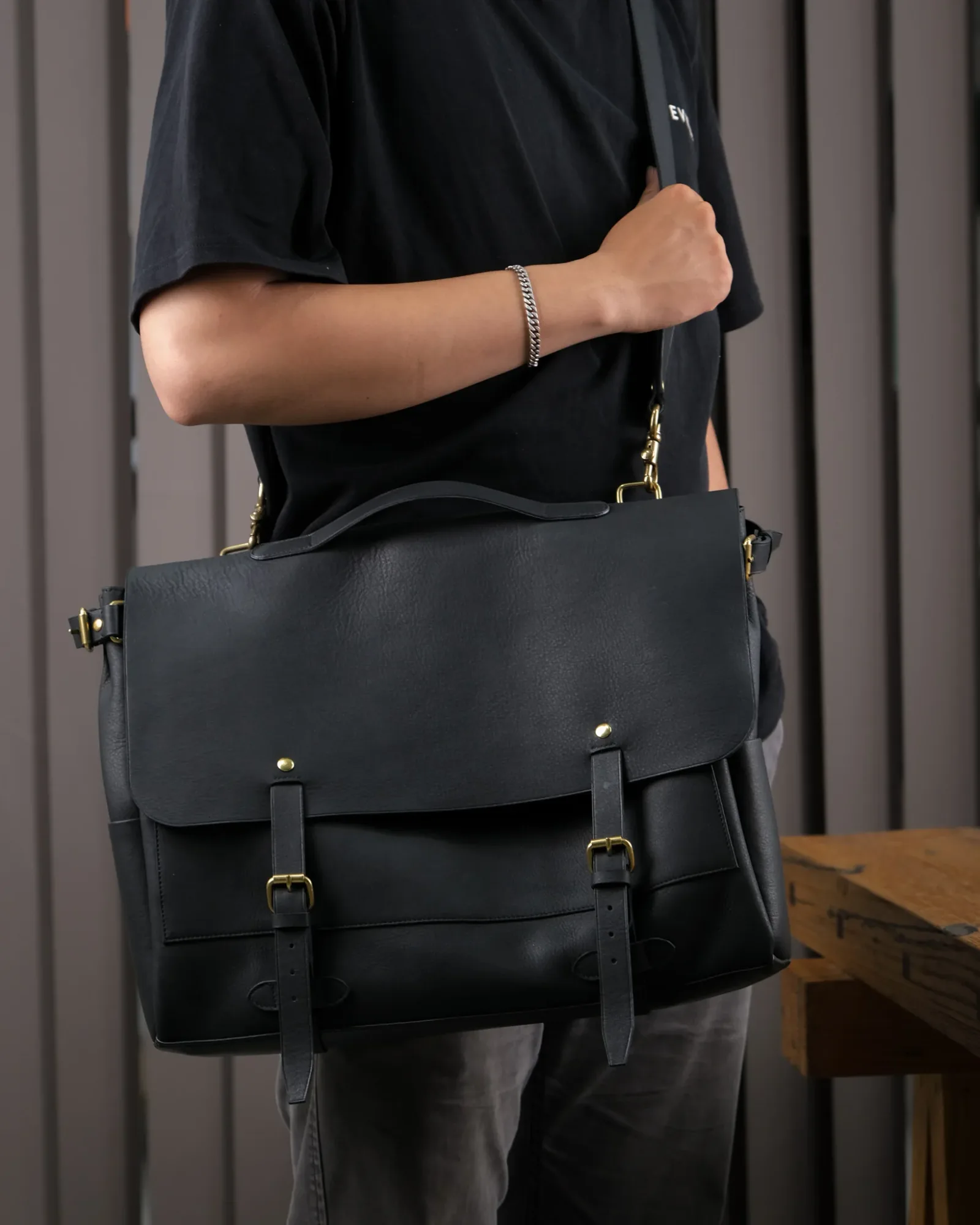 Ảnh Studio Messenger bag by Minerva - Koi Leather