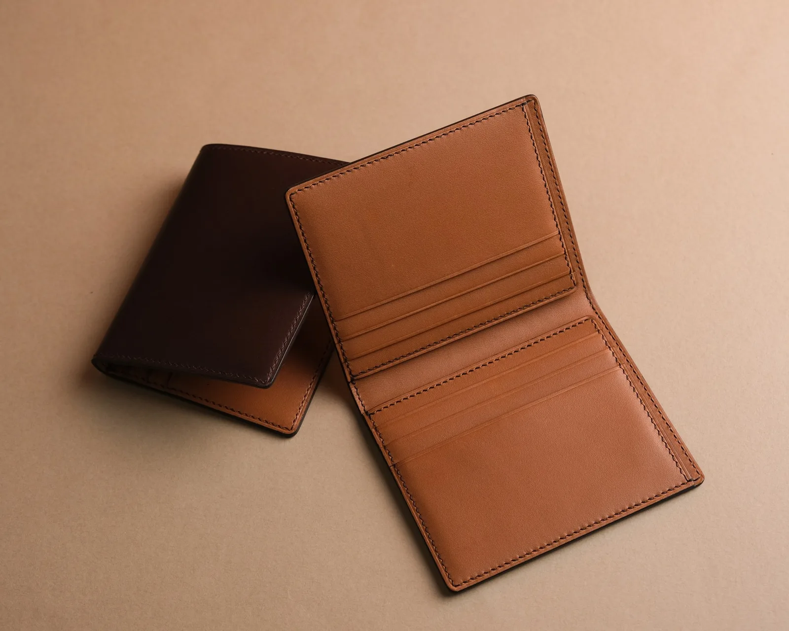 Ảnh Studio Ví đứng da bò dáng gập phối hai màu - Koi Leather