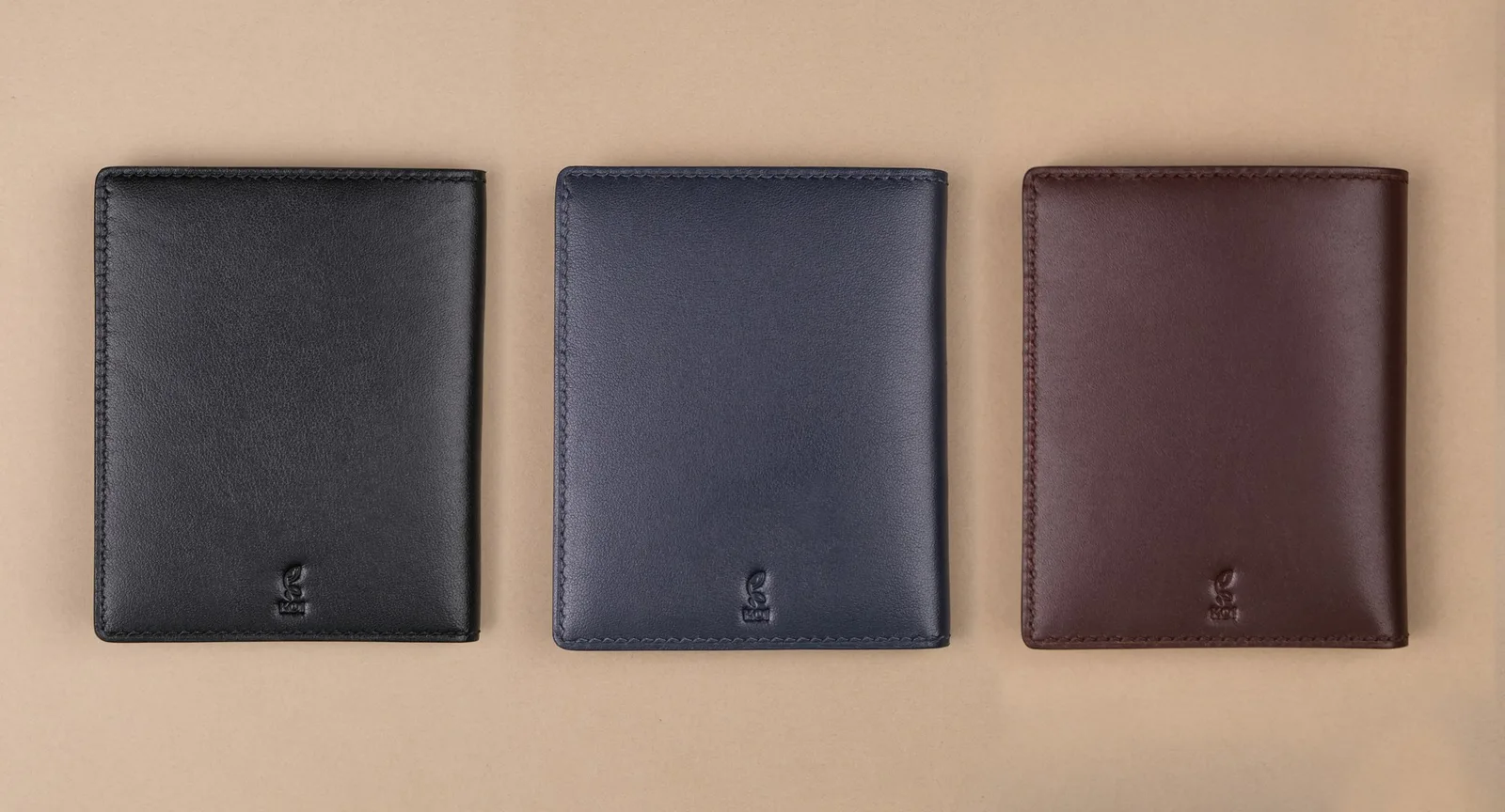 Ảnh Studio Ví đứng da bò dáng gập phối hai màu - Koi Leather