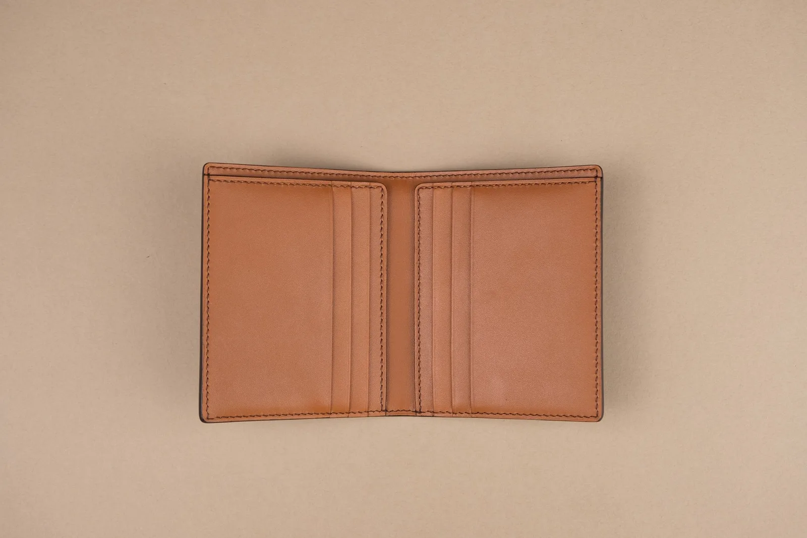 Ảnh Studio Ví đứng da bò dáng gập phối hai màu - Koi Leather