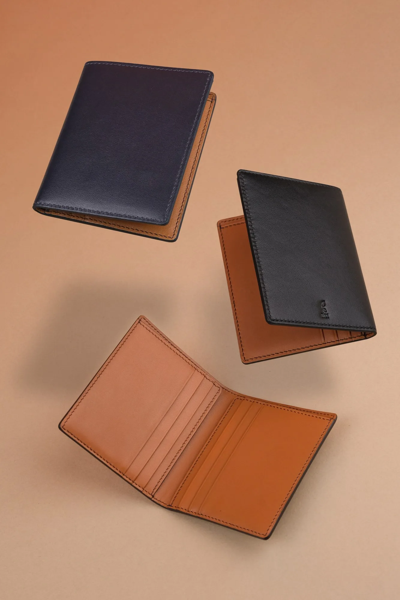 Ảnh Lifestyle Ví đứng da bò dáng gập phối hai màu - Koi Leather