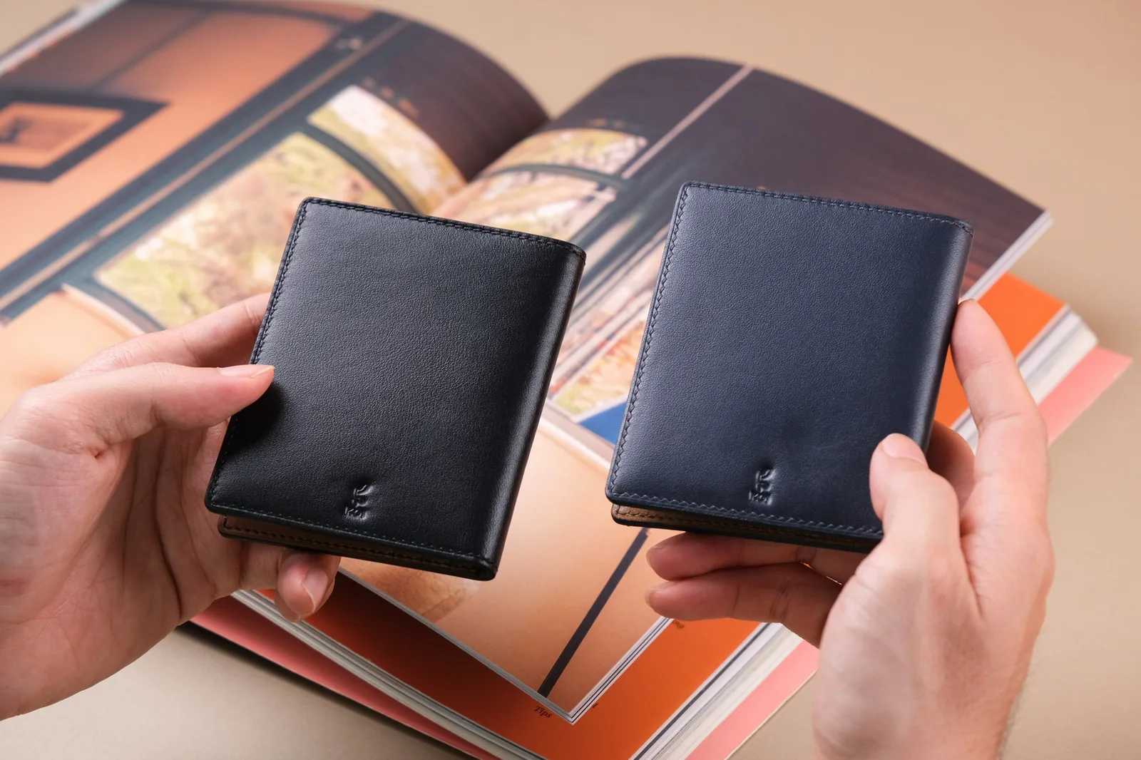 Ảnh Lifestyle Ví đứng da bò dáng gập phối hai màu - Koi Leather