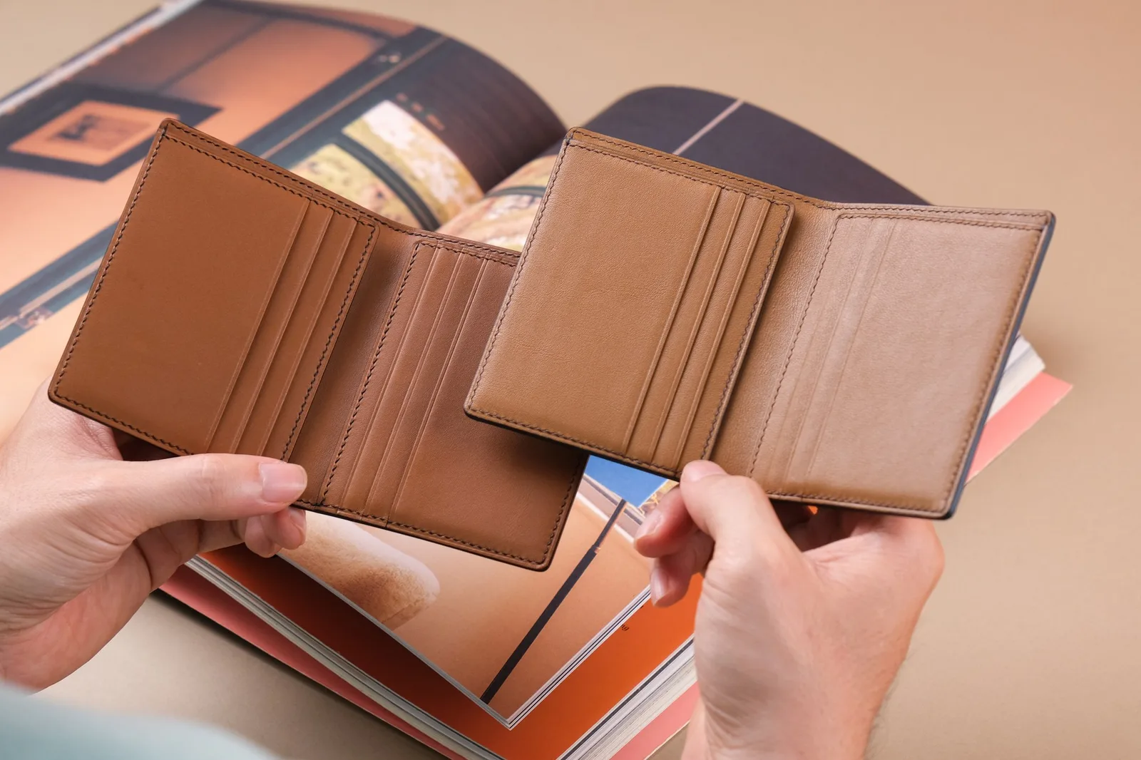 Ảnh Lifestyle Ví đứng da bò dáng gập phối hai màu - Koi Leather
