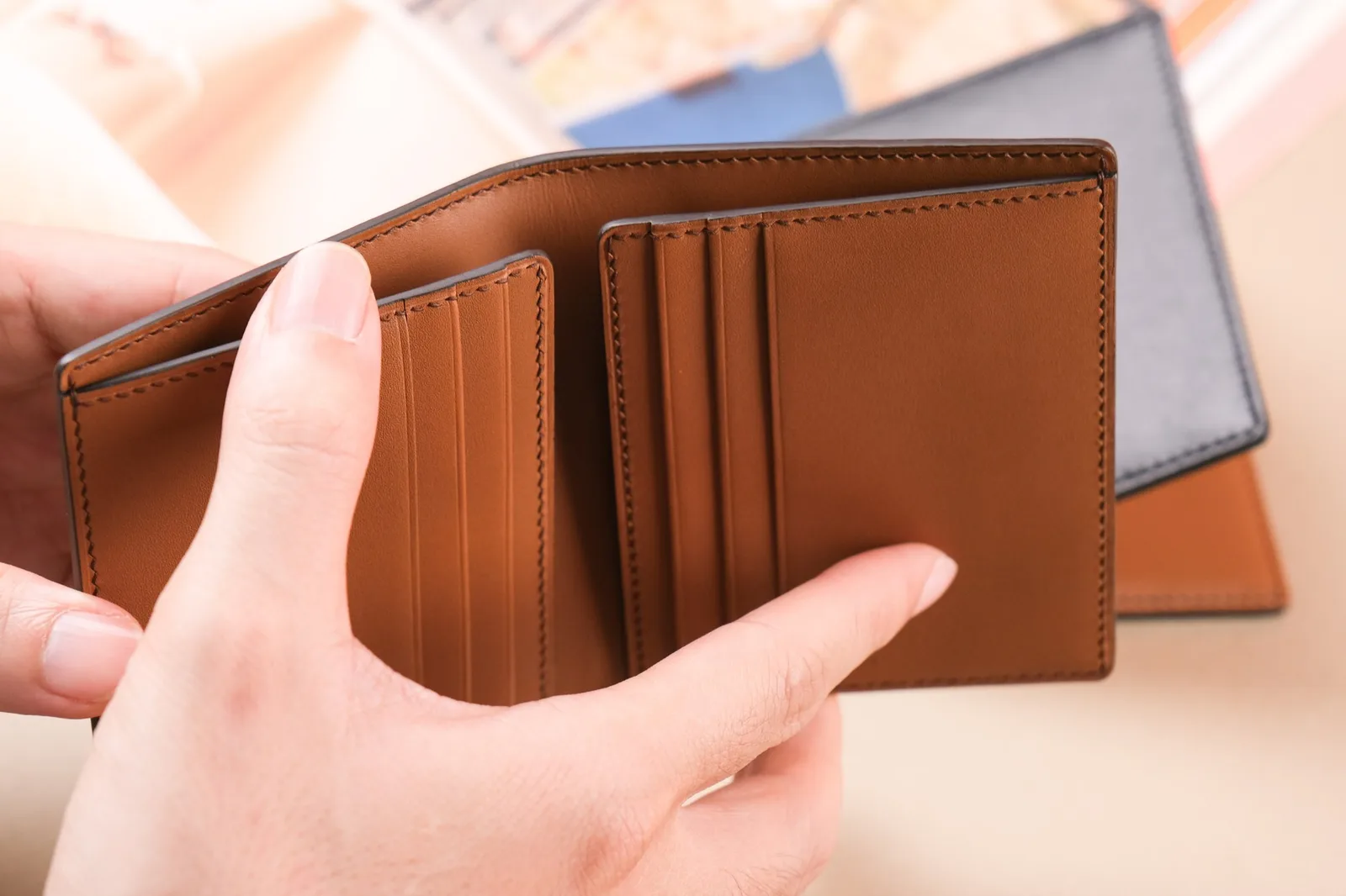 Ảnh Lifestyle Ví đứng da bò dáng gập phối hai màu - Koi Leather