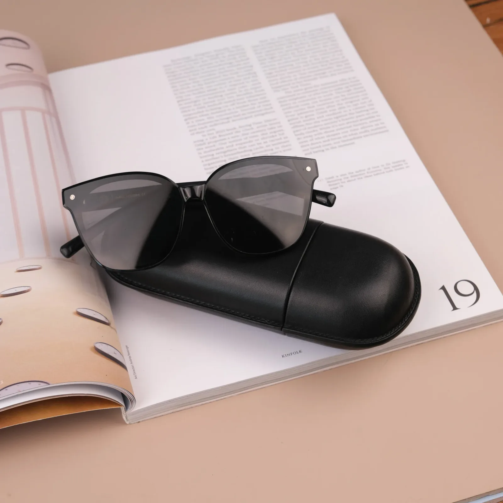 Ảnh Studio Hộp đựng mắt kính - Koi Leather