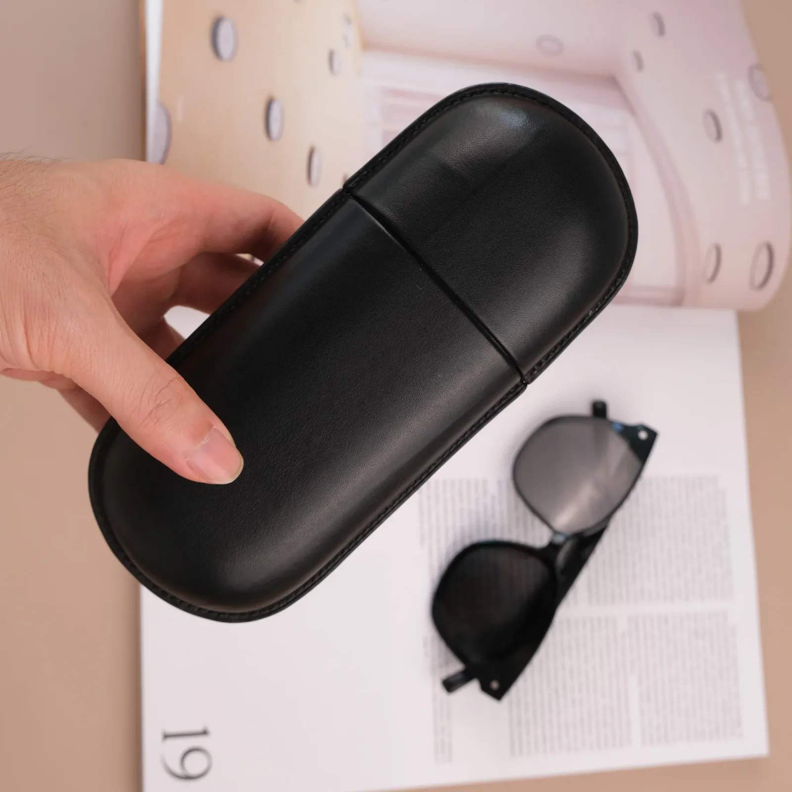 Ảnh Studio Hộp đựng mắt kính - Koi Leather
