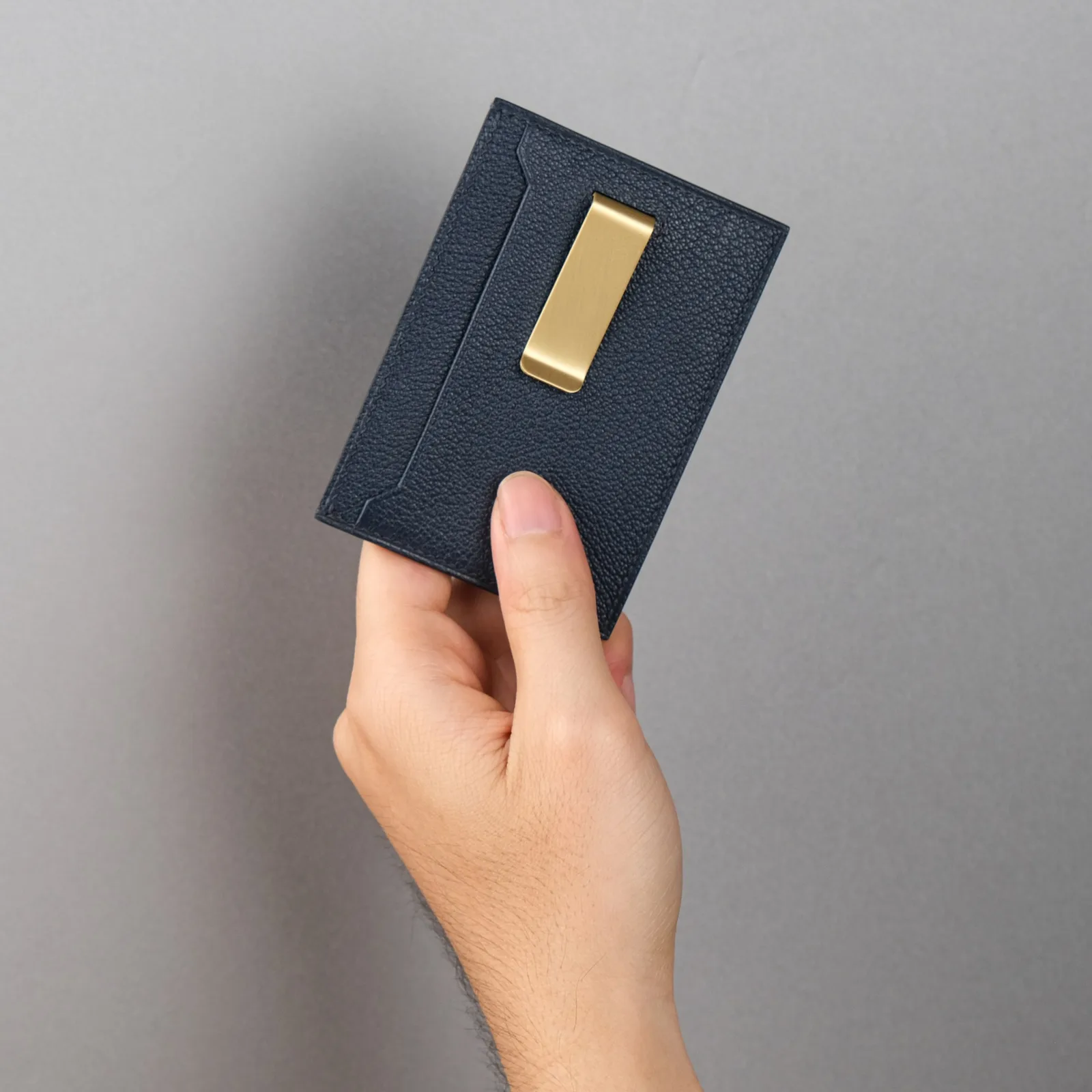 Ảnh Lifestyle Ví thẻ Uptown Card Holder da bò có kẹp tiền - Koi Leather