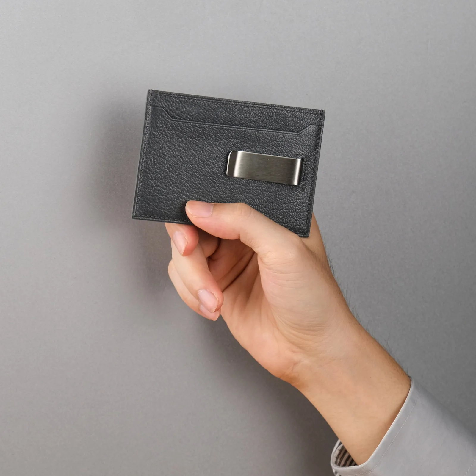Ảnh Lifestyle Ví thẻ Uptown Card Holder da bò có kẹp tiền - Koi Leather