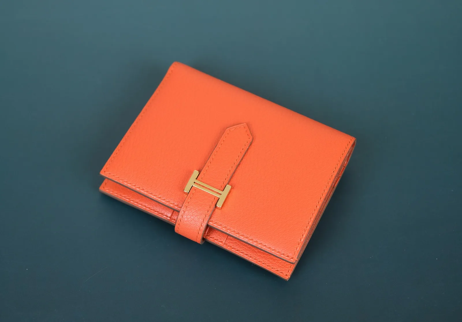 Ảnh Studio Ví da Epsom gập đôi quai cài chữ H màu cam - Koi Leather