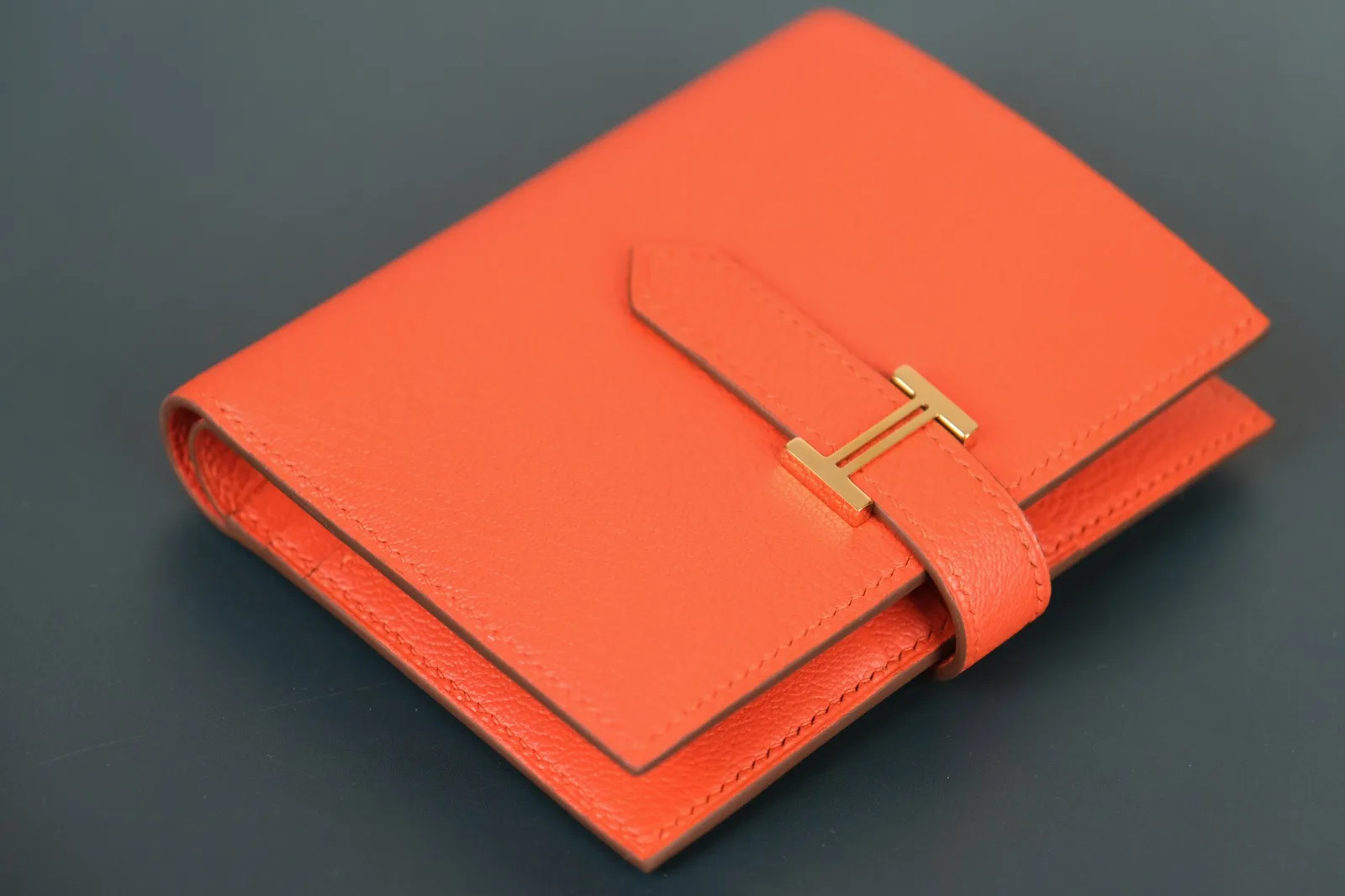 Ảnh Studio Ví da Epsom gập đôi quai cài chữ H màu cam - Koi Leather