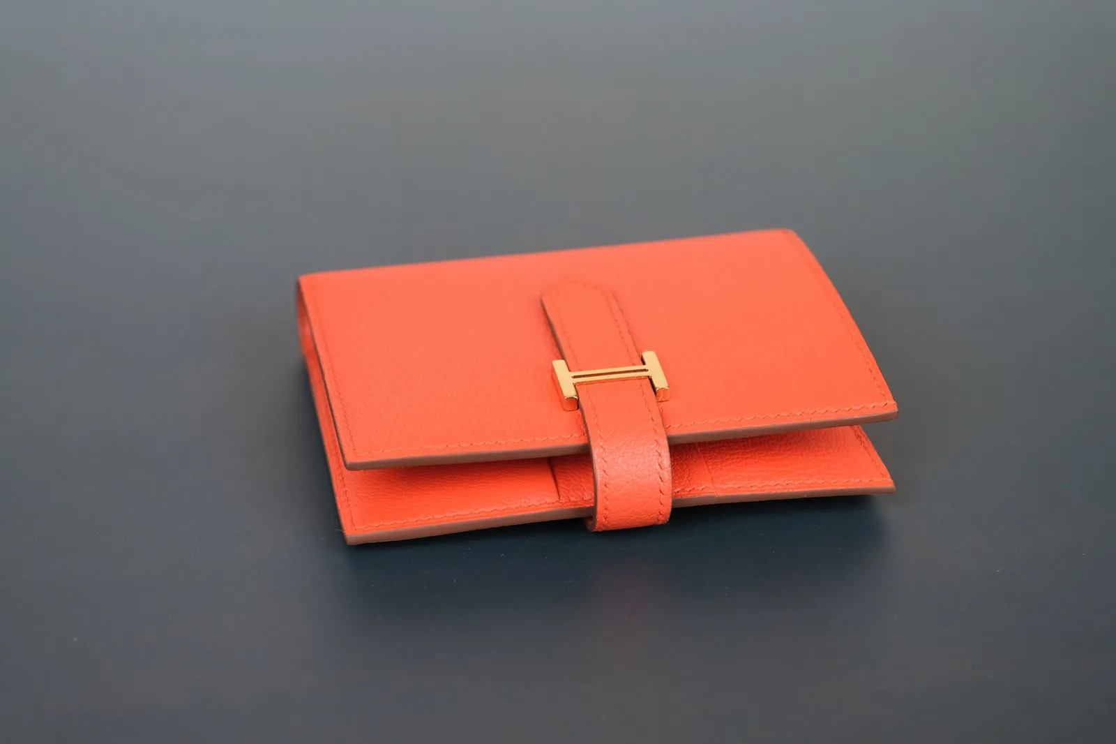 Ảnh Studio Ví da Epsom gập đôi quai cài chữ H màu cam - Koi Leather