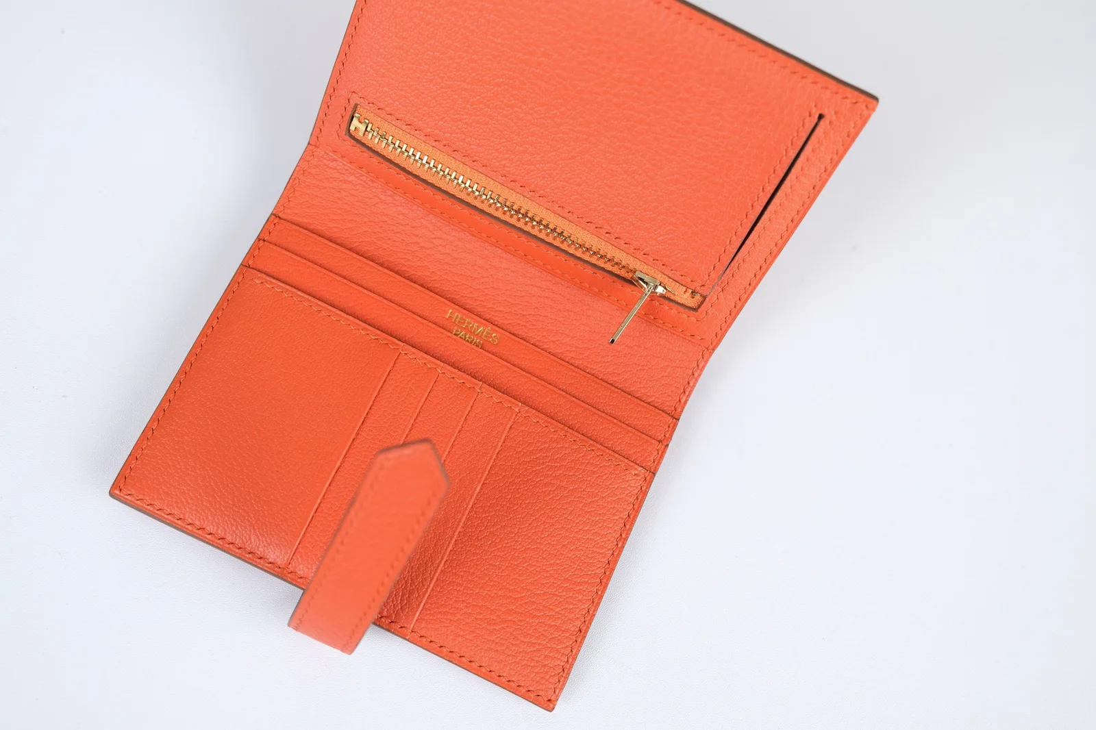 Ảnh Studio Ví da Epsom gập đôi quai cài chữ H màu cam - Koi Leather
