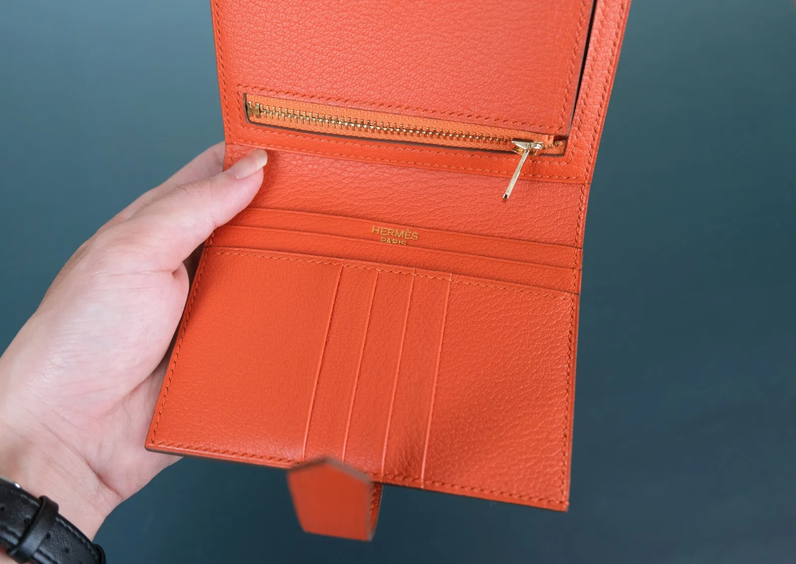 Ảnh Studio Ví da Epsom gập đôi quai cài chữ H màu cam - Koi Leather