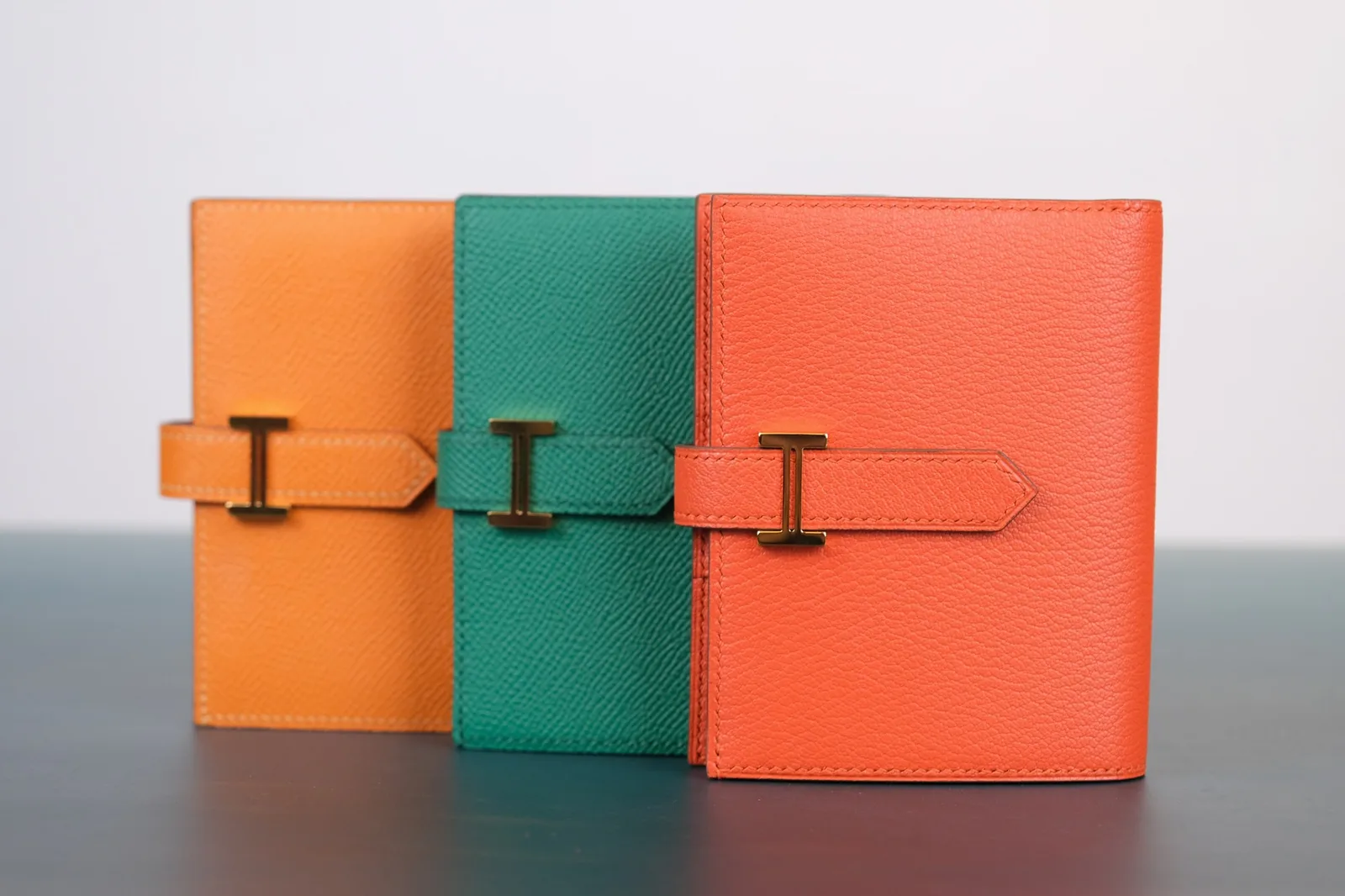 Ảnh Studio Ví da Epsom gập đôi quai cài chữ H màu cam - Koi Leather