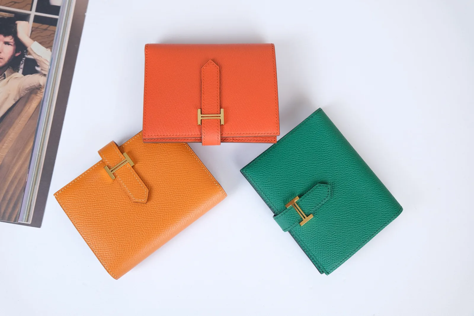 Ảnh Studio Ví da Epsom gập đôi quai cài chữ H màu cam - Koi Leather