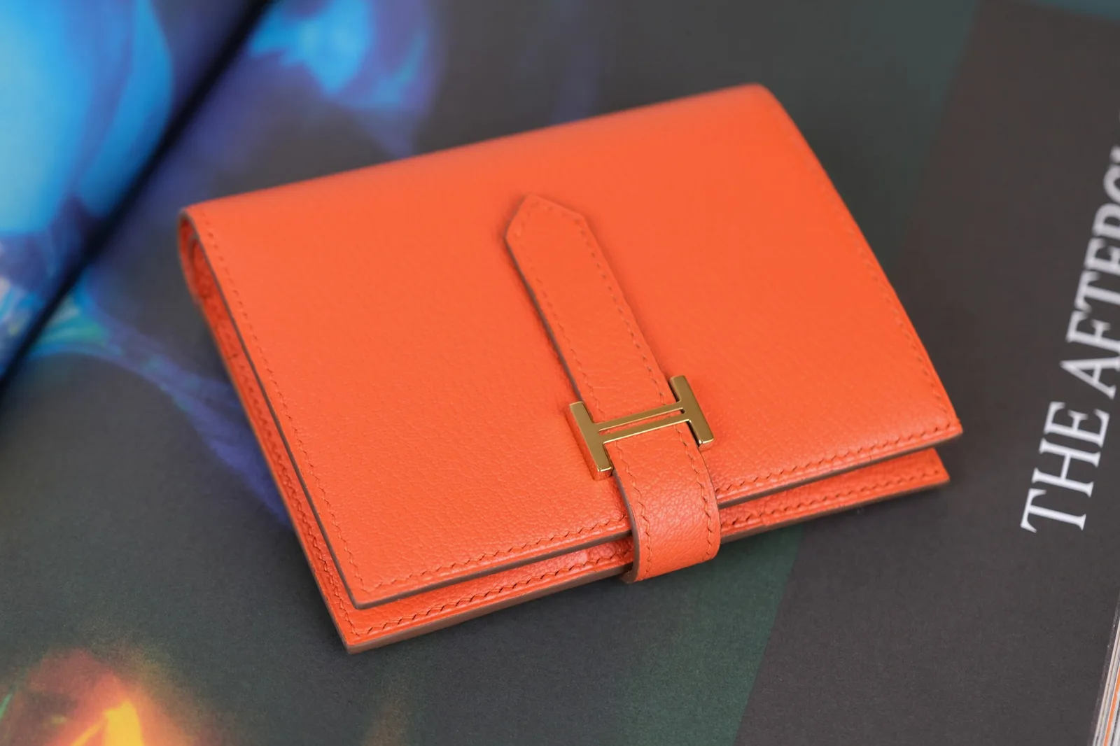 Ảnh Lifestyle Ví da Epsom gập đôi quai cài chữ H màu cam - Koi Leather