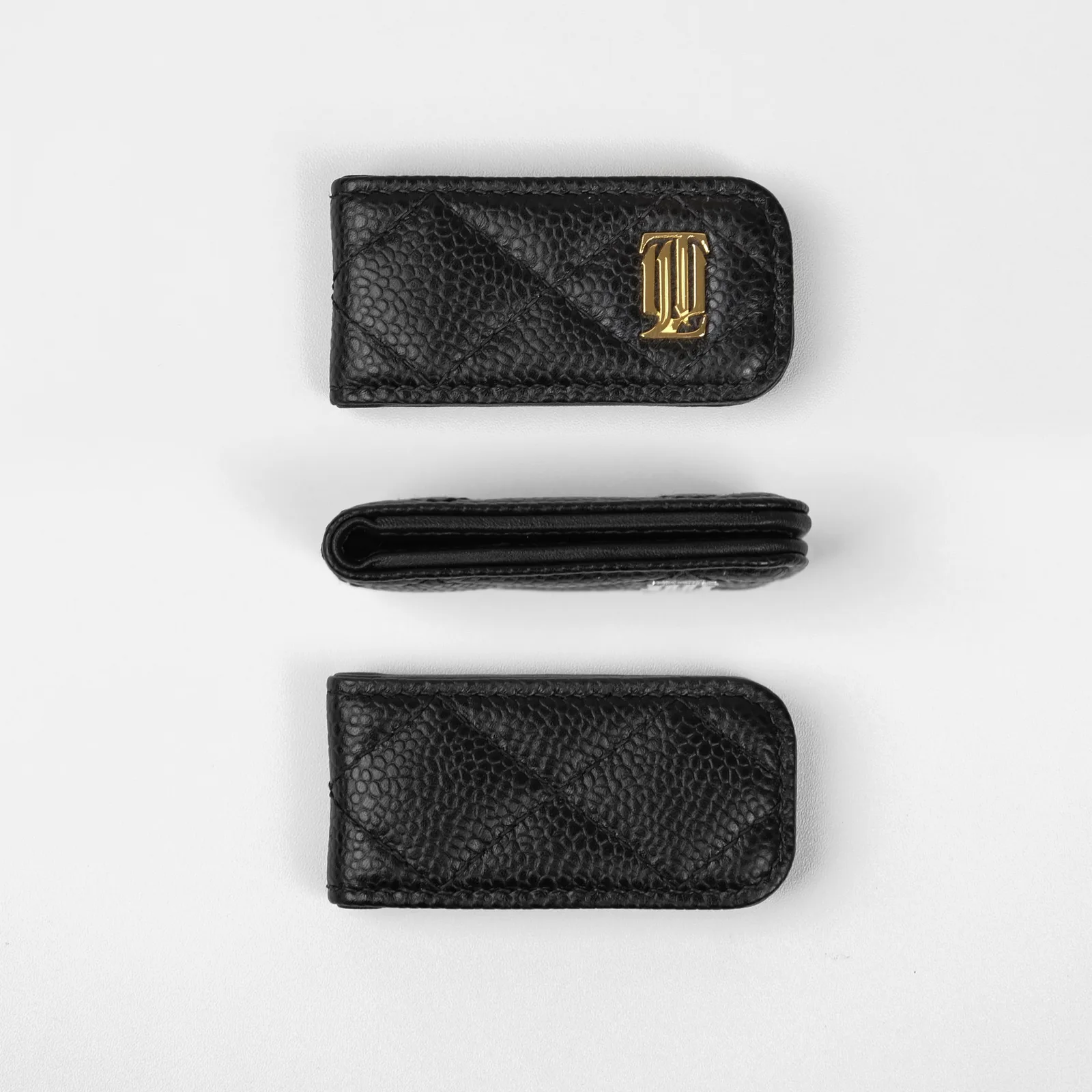Ảnh Studio Kẹp tiền da Caviar đen chần trám đính logo kim loại - Koi Leather