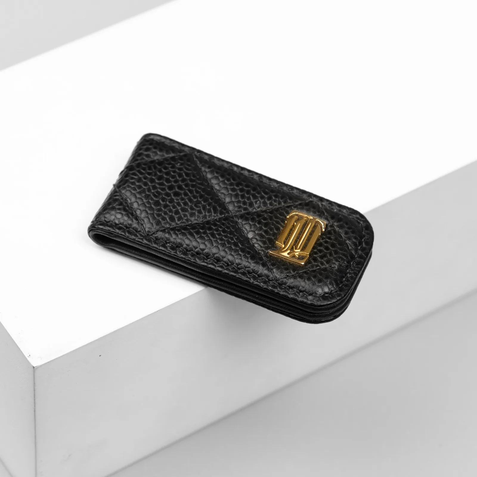 Ảnh Studio Kẹp tiền da Caviar đen chần trám đính logo kim loại - Koi Leather