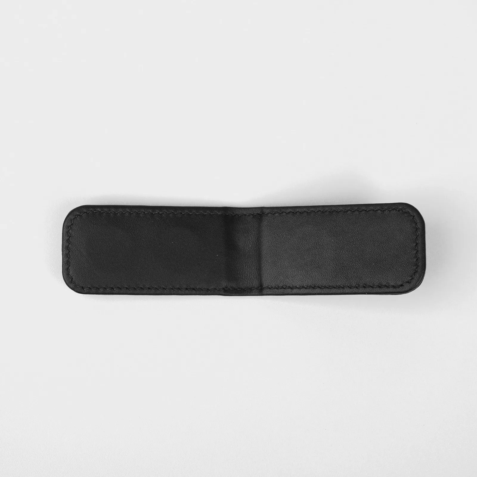 Ảnh Studio Kẹp tiền da Caviar đen chần trám đính logo kim loại - Koi Leather