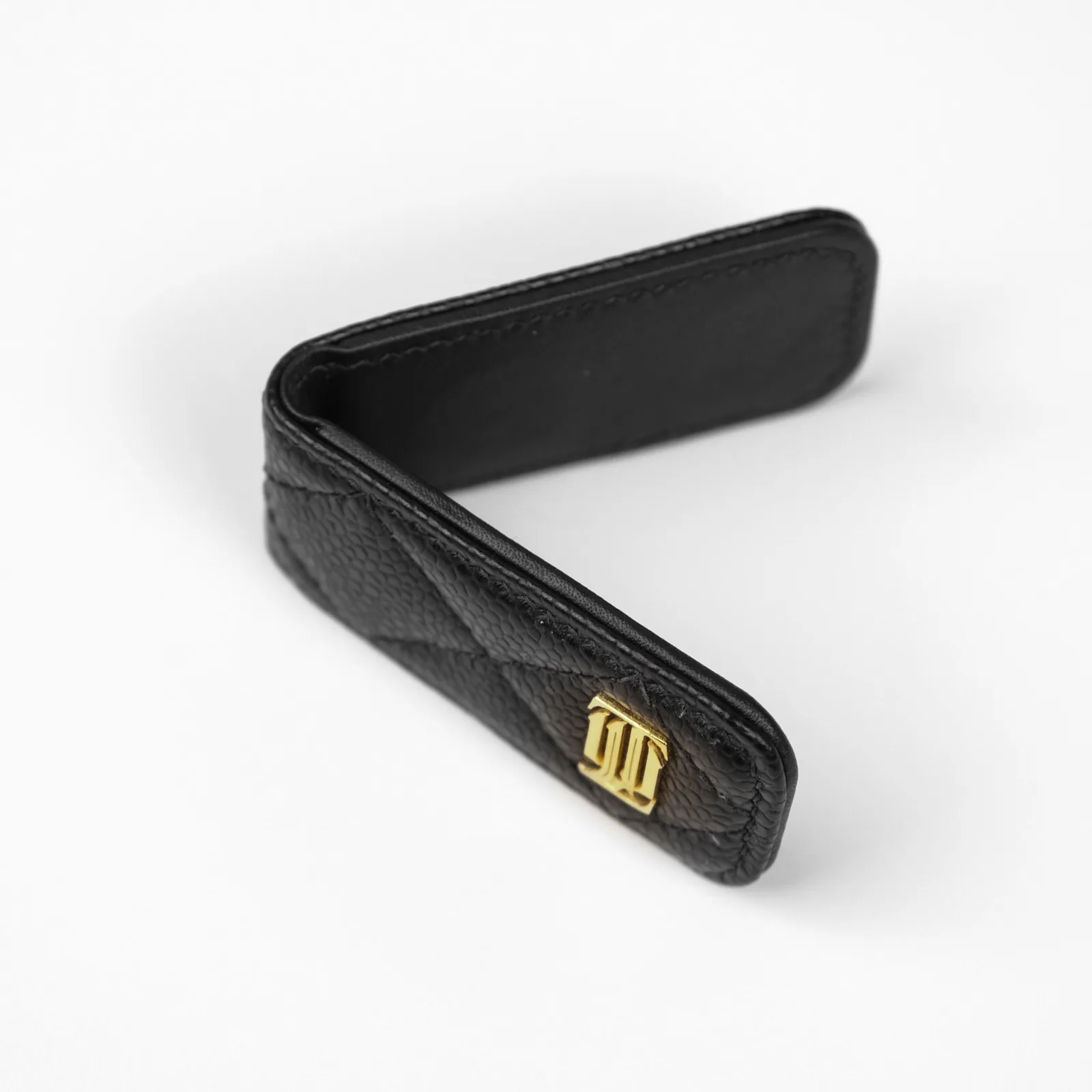 Ảnh Studio Kẹp tiền da Caviar đen chần trám đính logo kim loại - Koi Leather