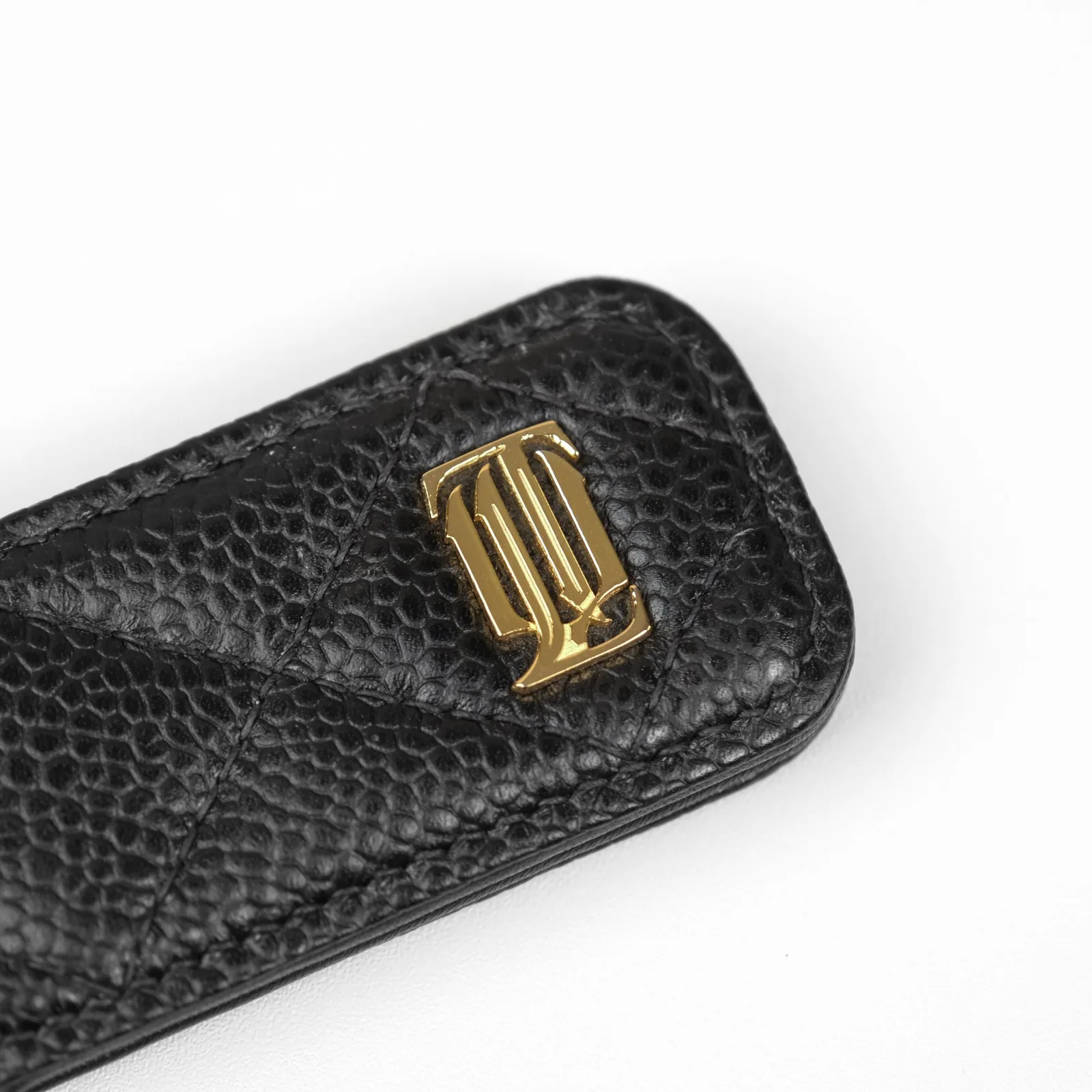 Ảnh Studio Kẹp tiền da Caviar đen chần trám đính logo kim loại - Koi Leather