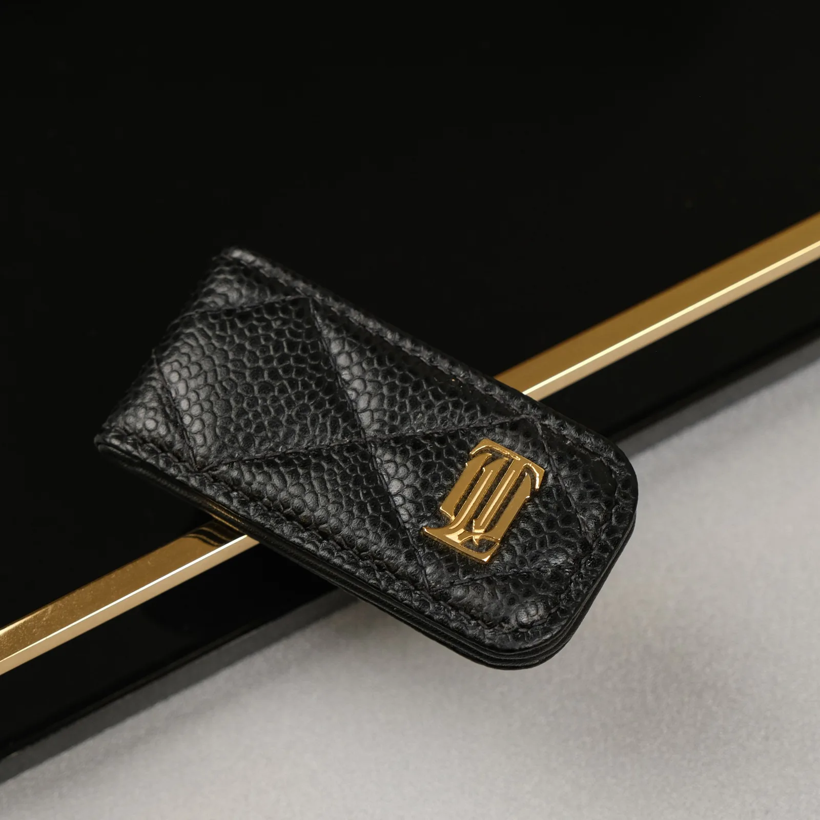 Ảnh Lifestyle Kẹp tiền da Caviar đen chần trám đính logo kim loại - Koi Leather