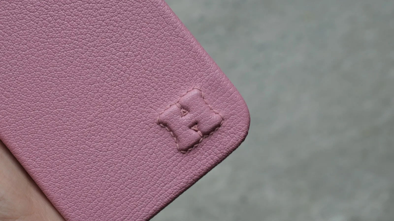 Ảnh Ốp lưng điện thoại da dê Alran màu hồng chữ H nổi - Koi Leather