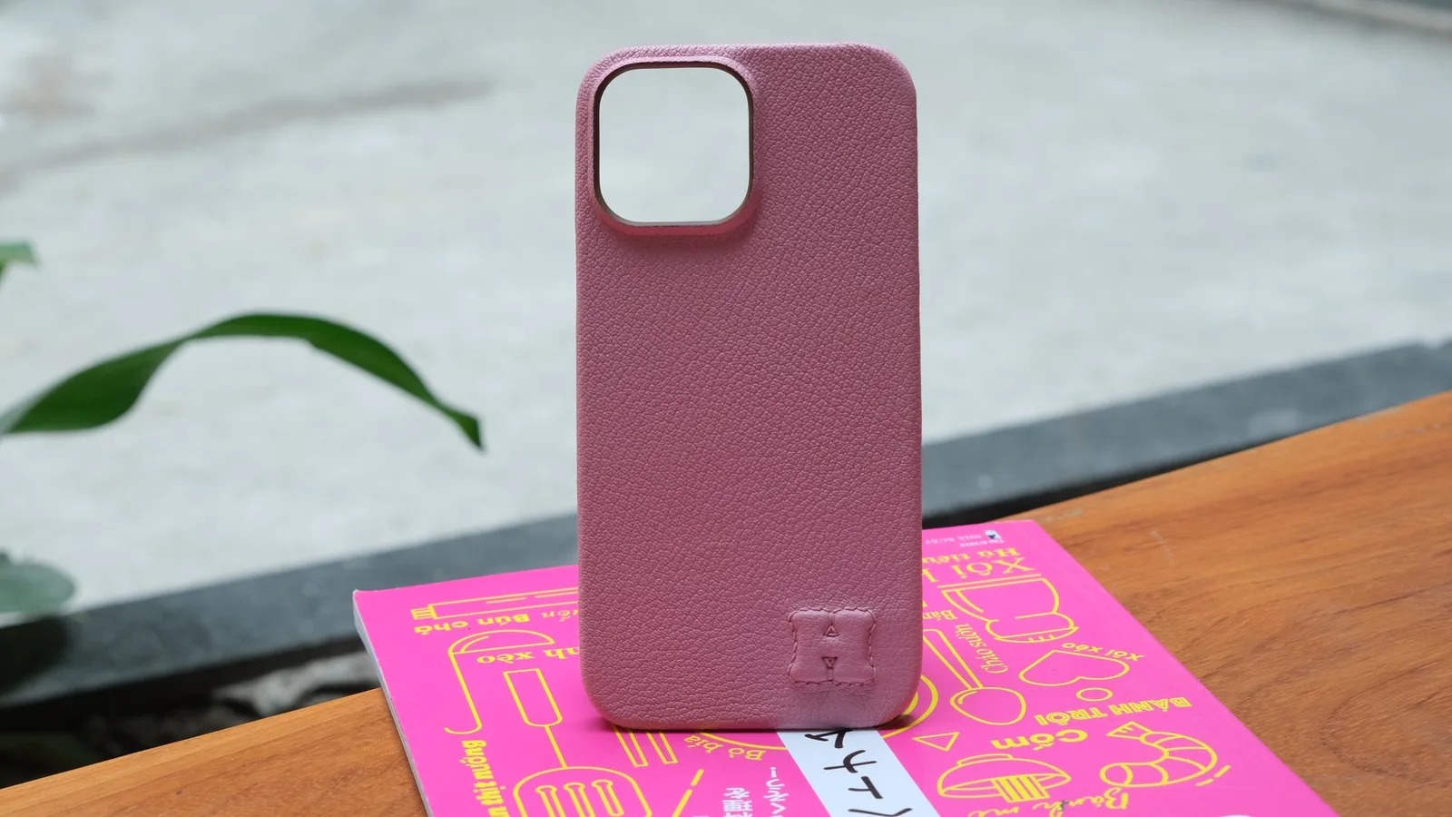 Ảnh Lifestyle Ốp lưng điện thoại da dê Alran màu hồng chữ H nổi - Koi Leather