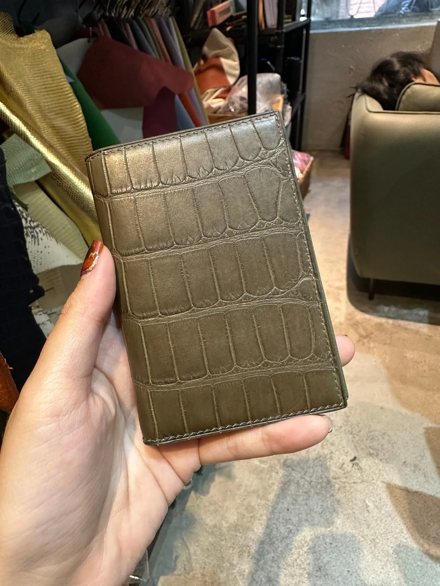 Ảnh Lifestyle Ví đựng thẻ gập đôi da cá sấu màu xanh rêu - Koi Leather