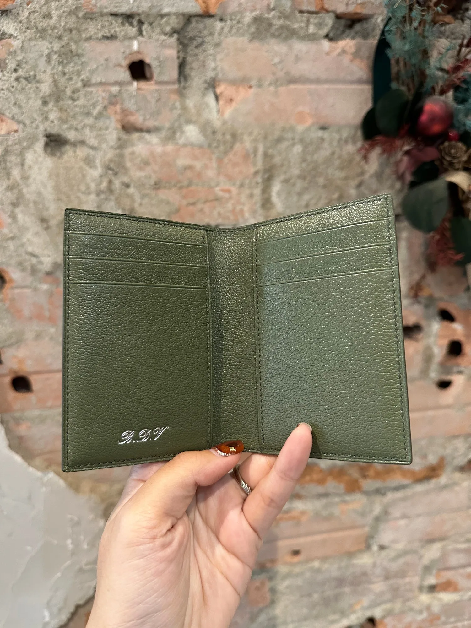 Ảnh Lifestyle Ví đựng thẻ gập đôi da cá sấu màu xanh rêu - Koi Leather