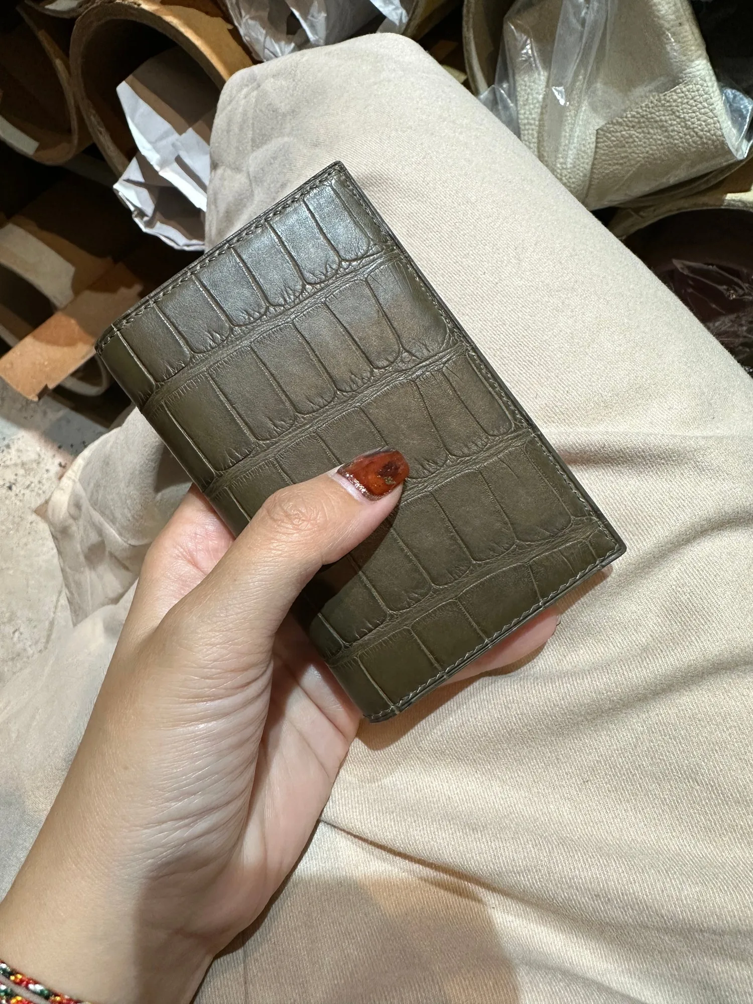 Ảnh Lifestyle Ví đựng thẻ gập đôi da cá sấu màu xanh rêu - Koi Leather